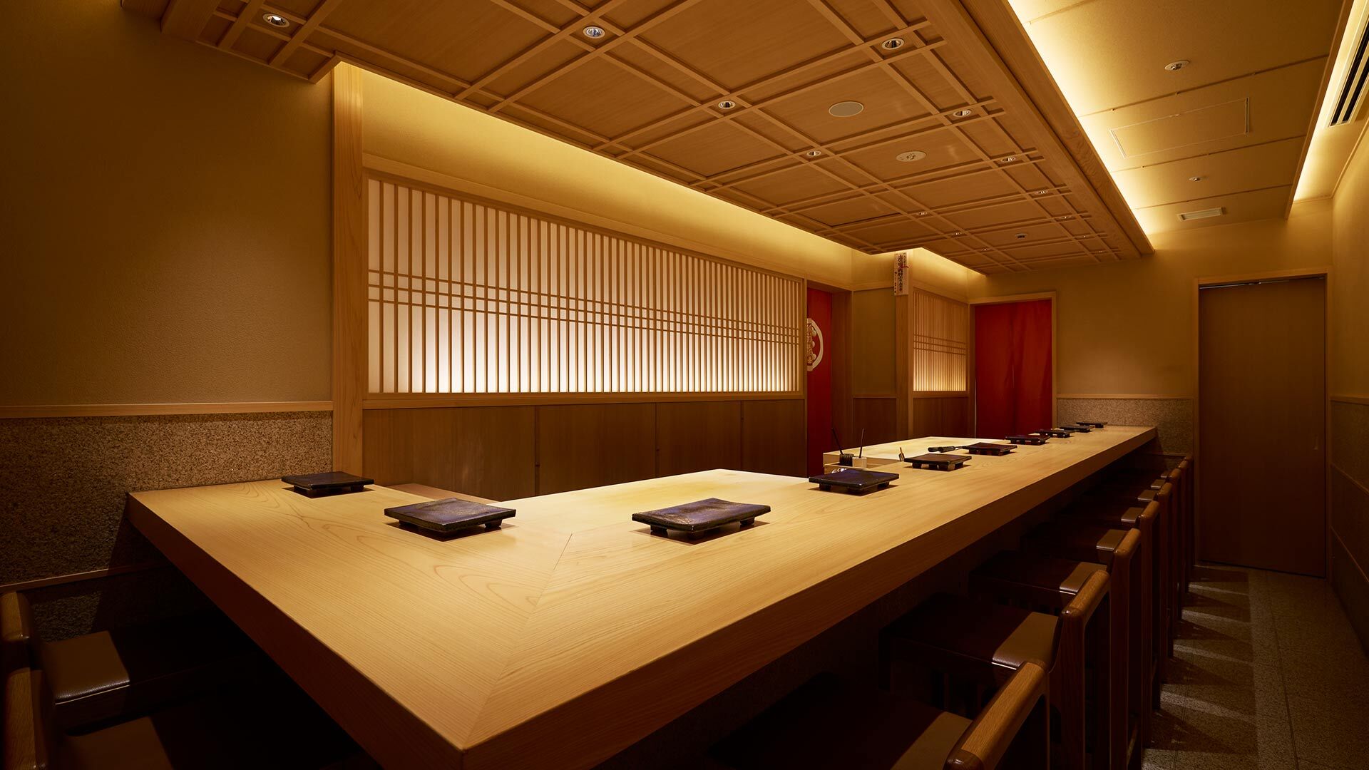 『鮨さいとう 麻布台』；カウンター12席