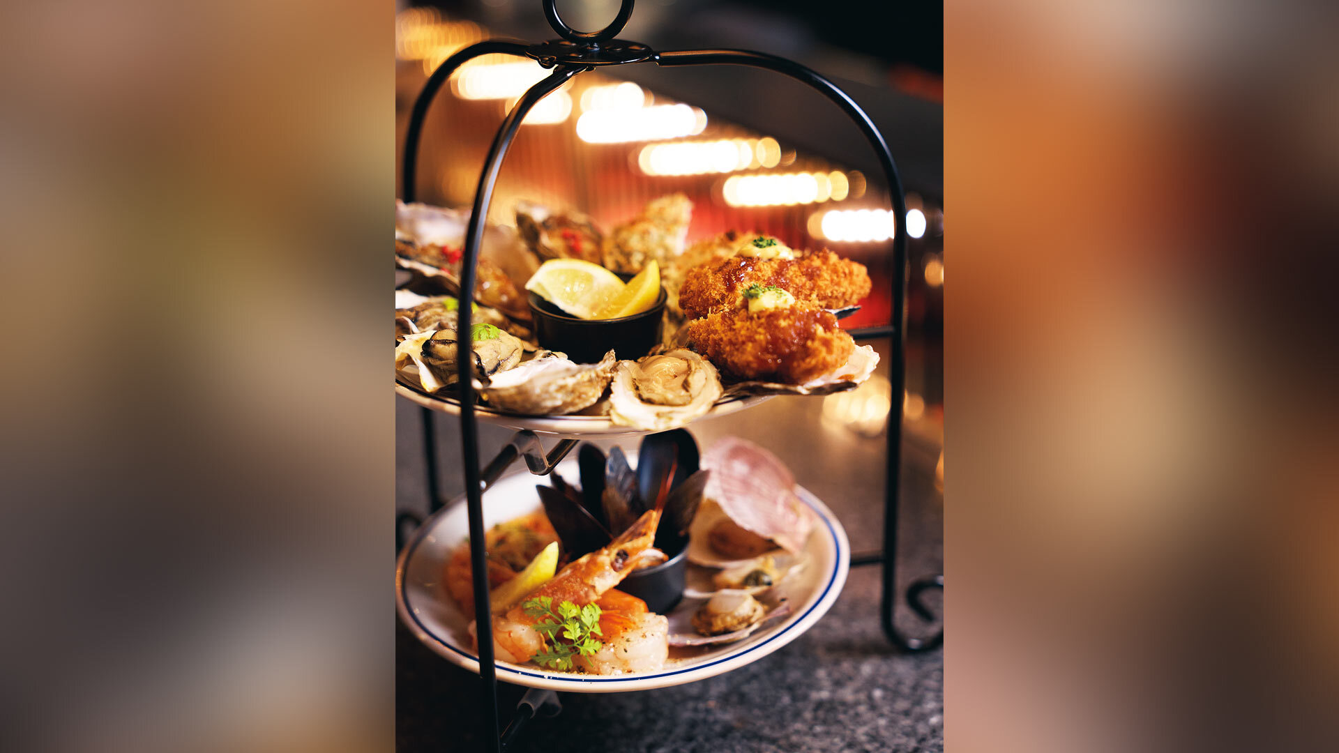 『TOKYO Oyster PUB akasaka』：プレミアムプラン￥7,000より「シーフードプレート」（写真は2人前）
