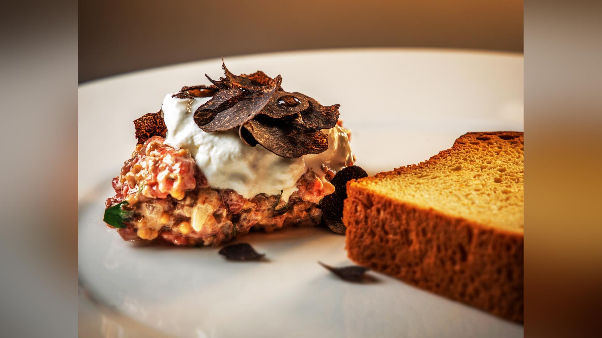 『vivido（La Mia Cucina Piemontes）（ヴィヴィド ラ ミア クッチーナ ピエモンテーゼ）』：「馬肉のタルタルとストラッチャテッラ」￥2,420（金額は2名分）