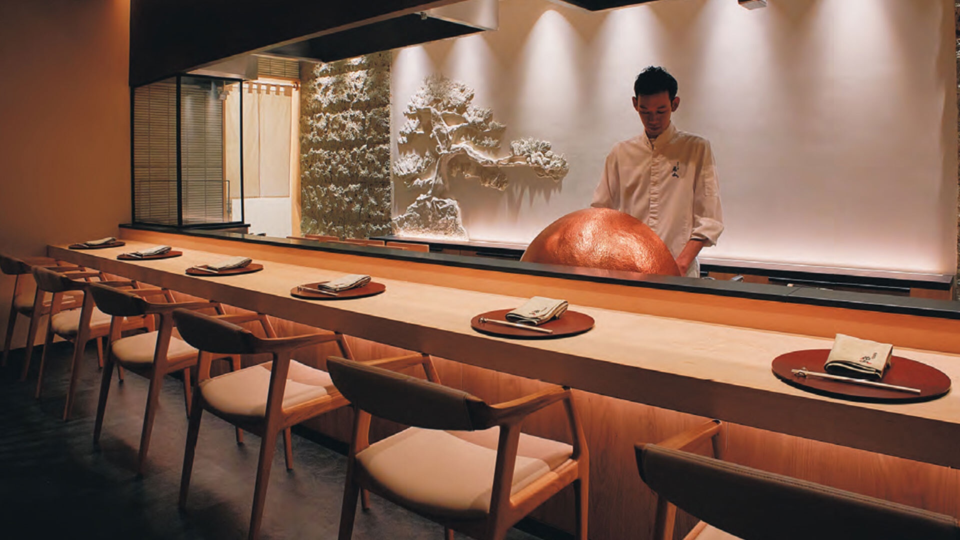 『銀座 別邸花山』：カウンター席。料理長の深瀬純平さんは、和食とともに同社での経験も長く、出汁やうどんの扱いは職人の域