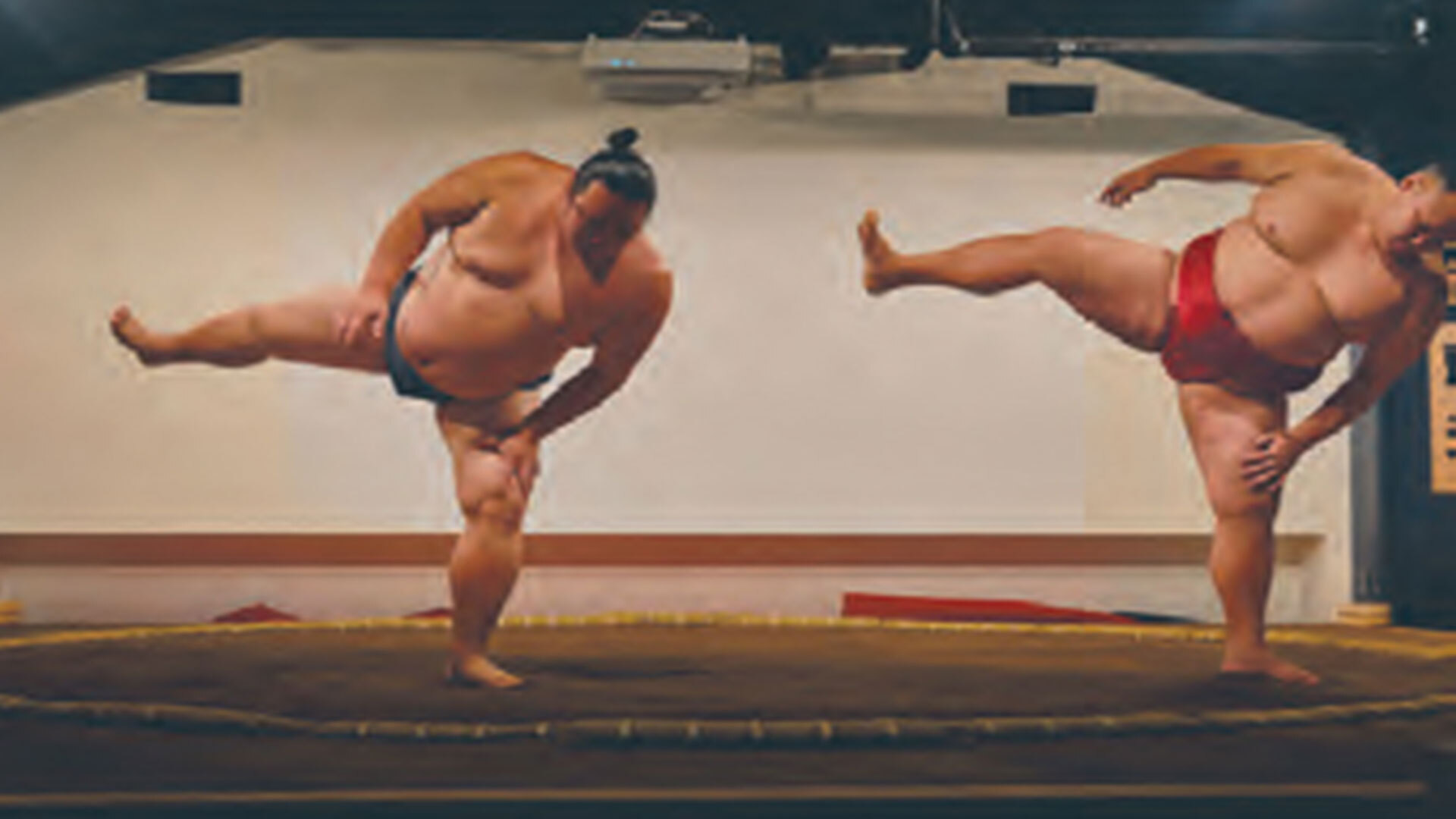 『東京相撲祭』：四股を踏む魁渡（右）と松乃海（左）。ふたりともプロの力士として約10年活躍し、現在も体重150kg以上をキープしている