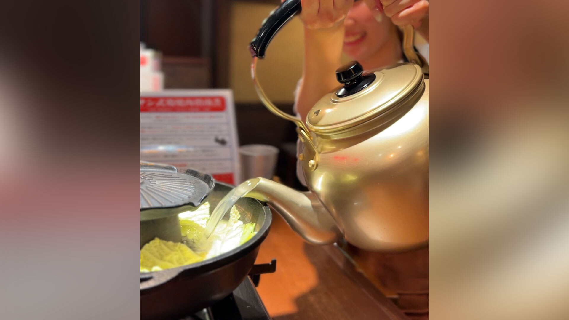 『にんにく鶏焼肉サン』：スタッフがスープを投入