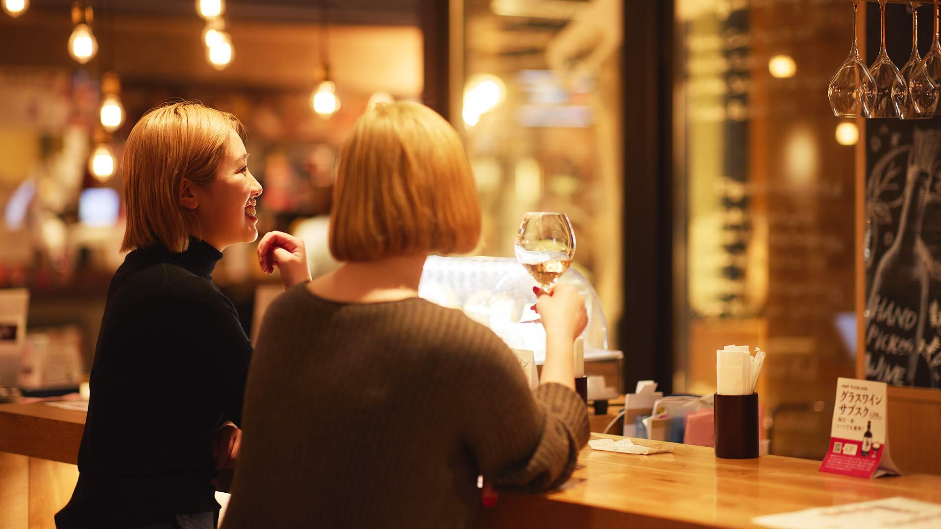 『HAND PICKING WINE』：店内のスタンディングバー