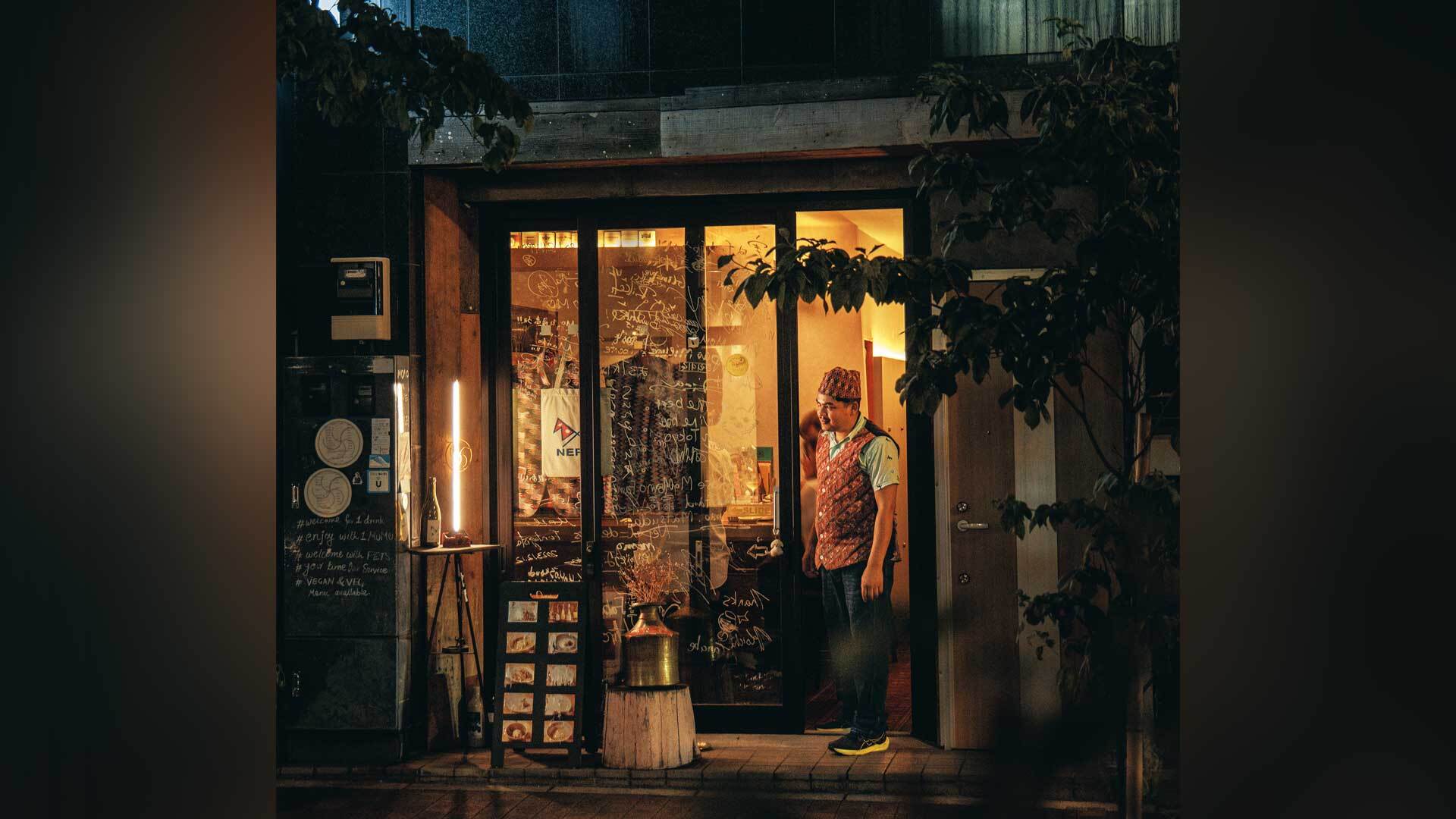 『MOMO Stand Tokyo』：店内の温かな光と出迎える、シェフのシリさん