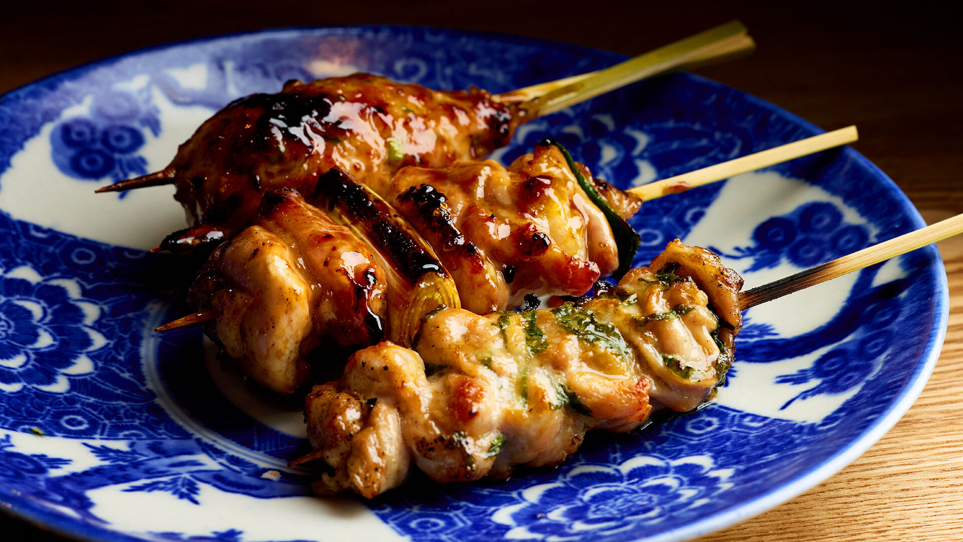 『焼鳥やおや 総本店』：手前から「せせり」、「ねぎま」、「つくね」各¥440