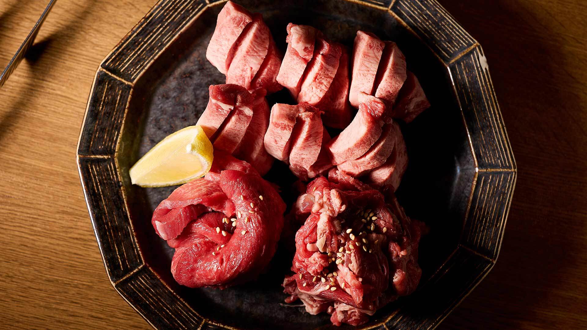 『虎ノ門 肉と日本酒』：コースより「3種のタン盛り合わせ」