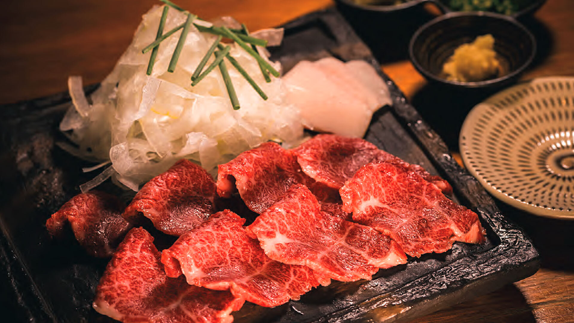 『銀座 㐂いち』：「馬刺し」￥5,000。脂がのった霜降り肉はやや厚めにカット