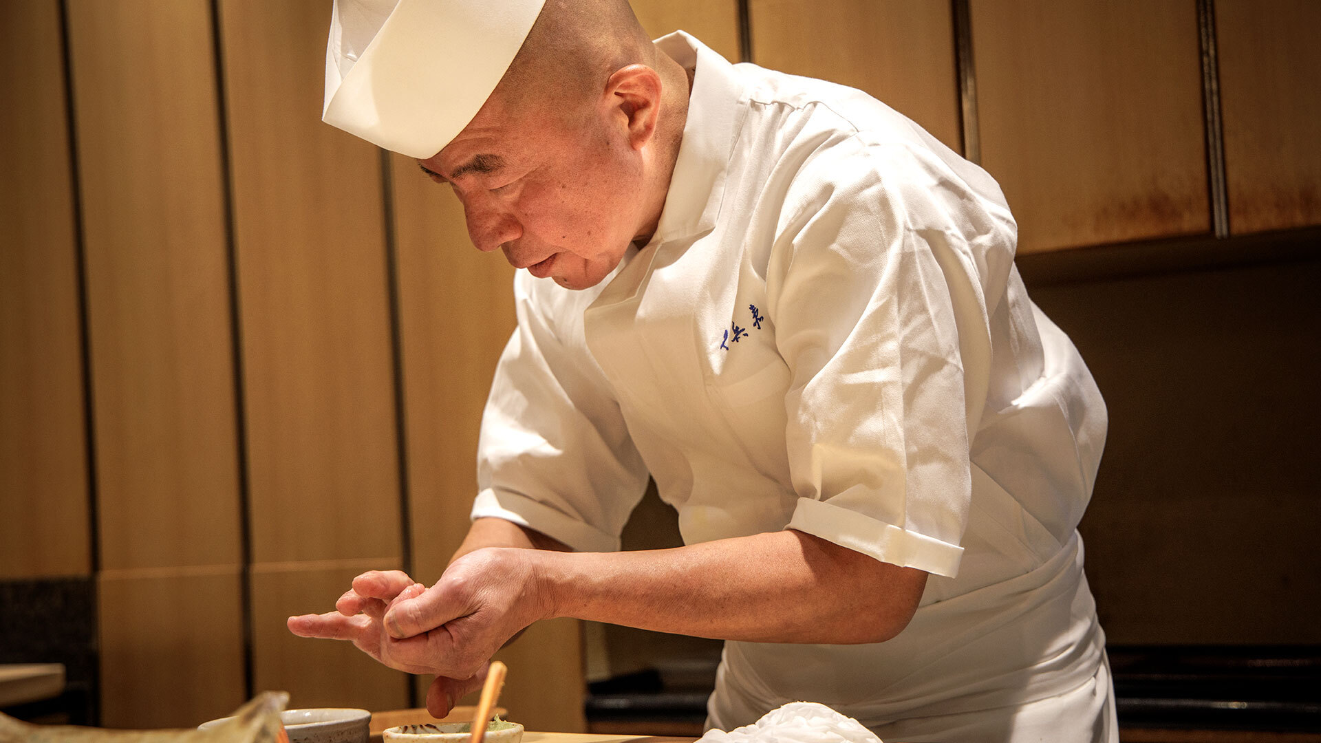 『久兵衛 本店』：店長の二川敏勝さんも主に本店の1階を担当。大阪進出時は8年ほど店を切り盛りした実績もある