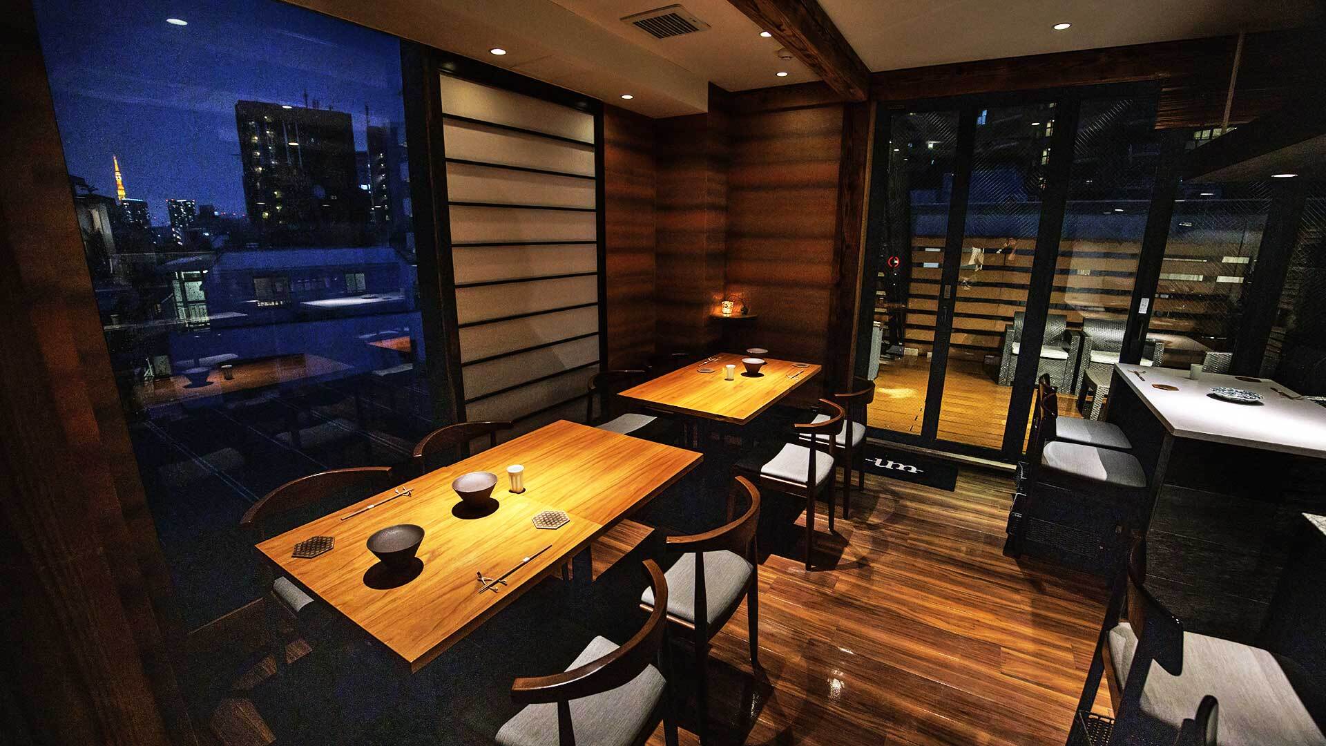『焼鳥um』：店内。東京タワーが見える席も