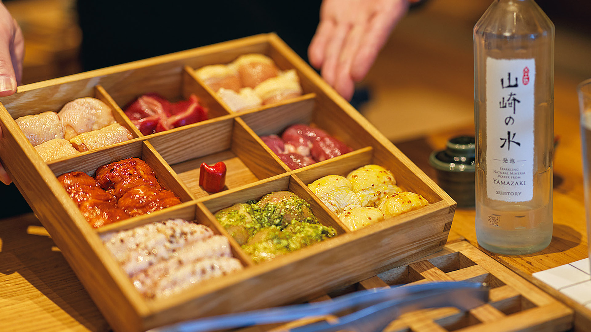 『鳥焼と鳥鍋 囲』：「囲箱」￥3,300（要予約、写真は4人前）