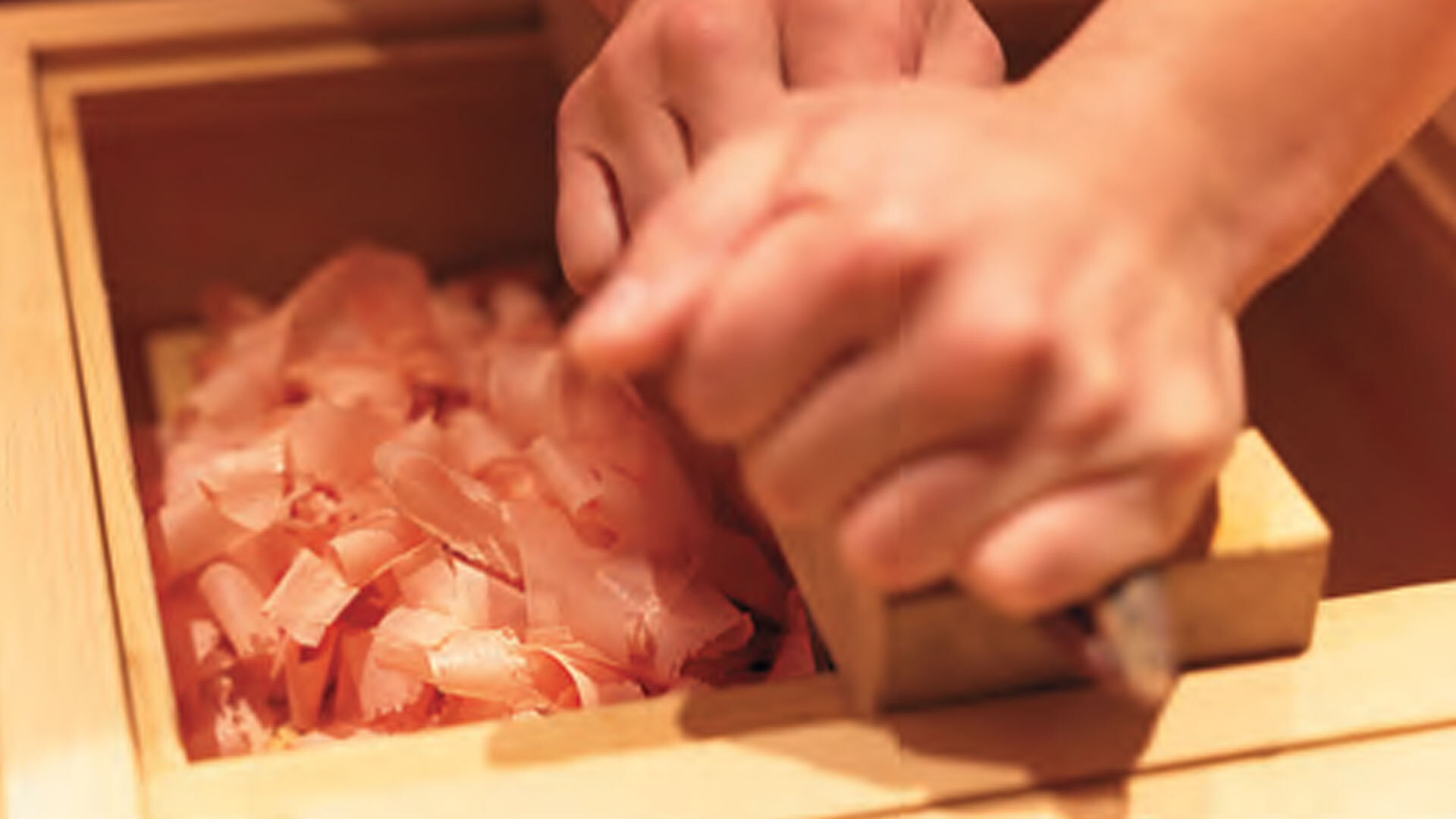 『炎水』：その場で削られるプレゼンテーションが期待感をあおる