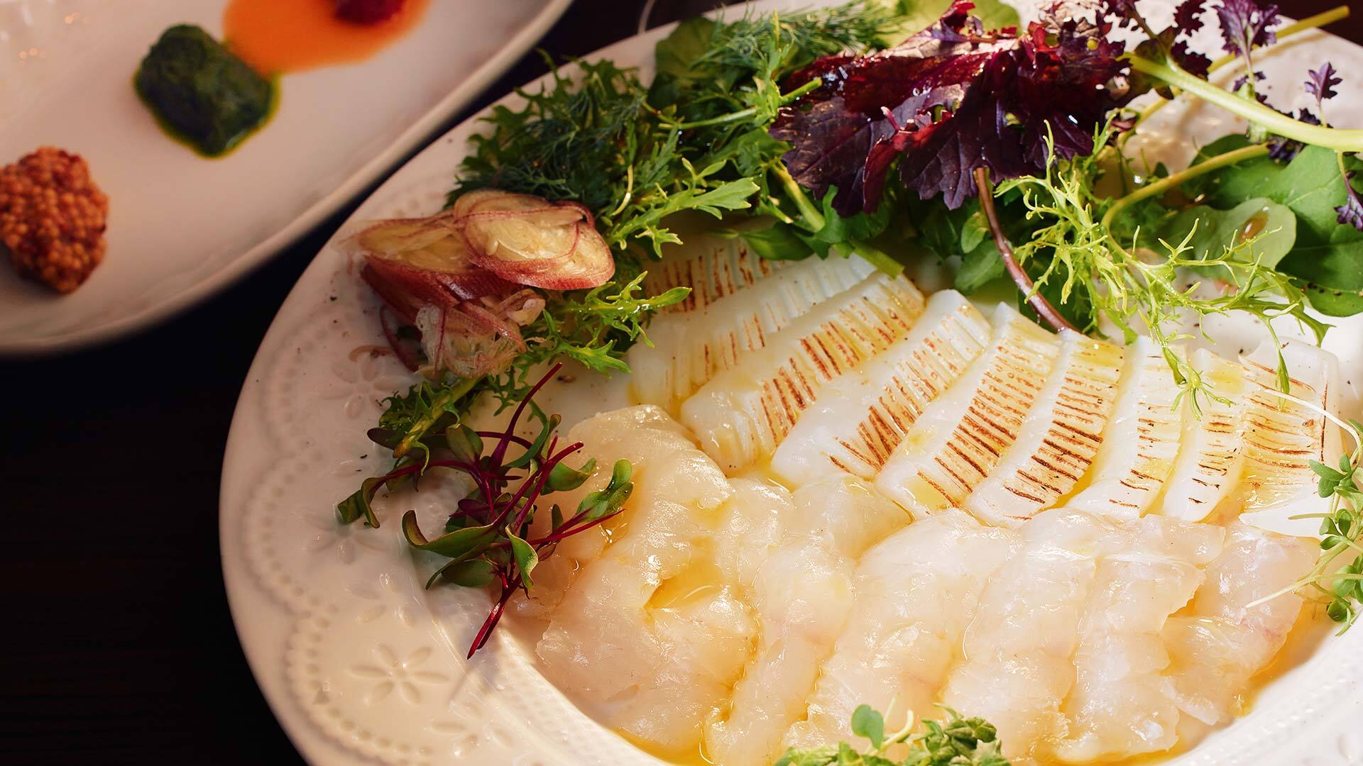 『クッチーナ アッラ バーバ』：「天然鮮魚のカルパッチョと薬味サラダ」￥2,750