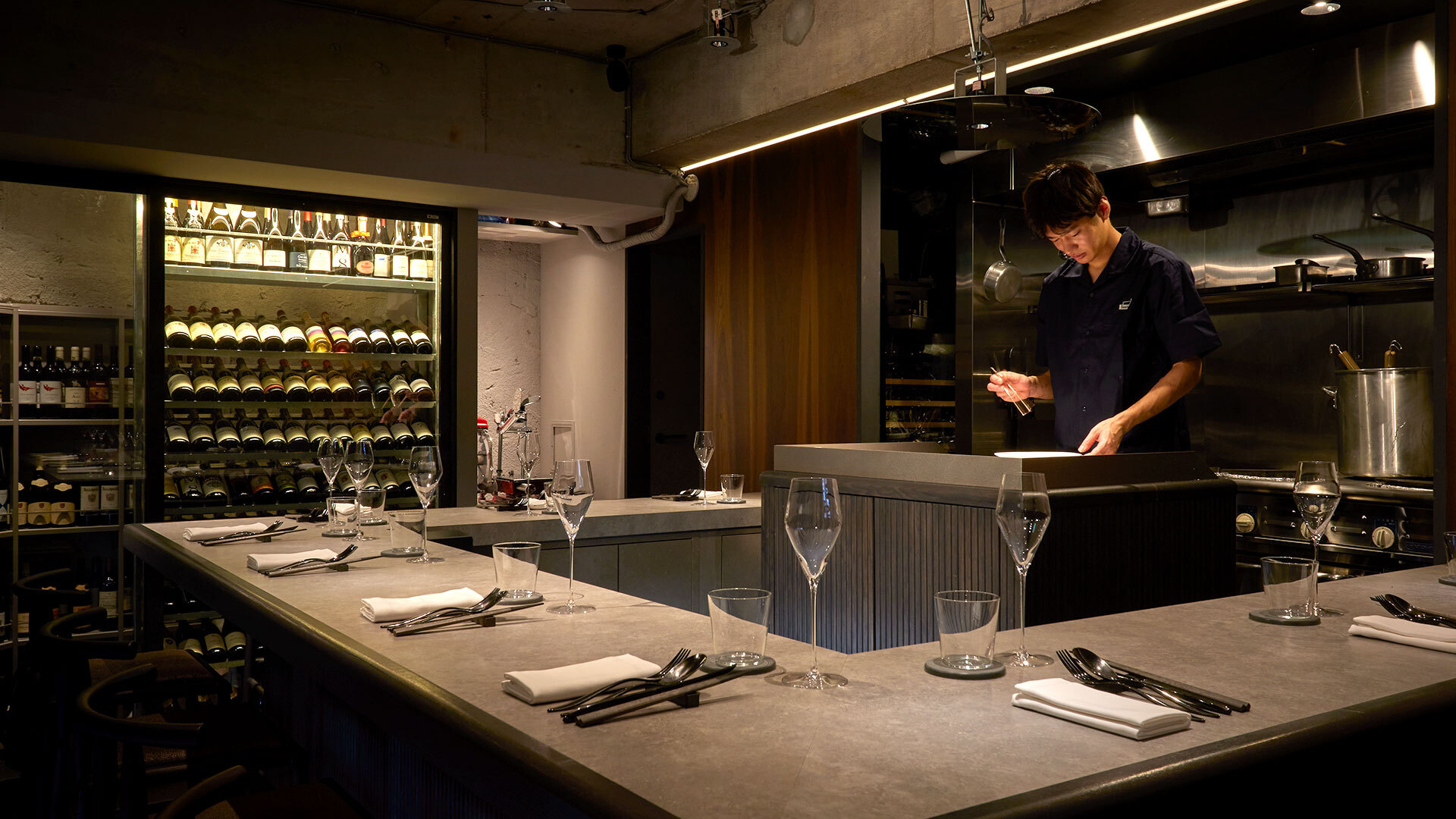 『arca（アルカ）』：シェフの福盛 健さんが腕を振るうオープンキッチン