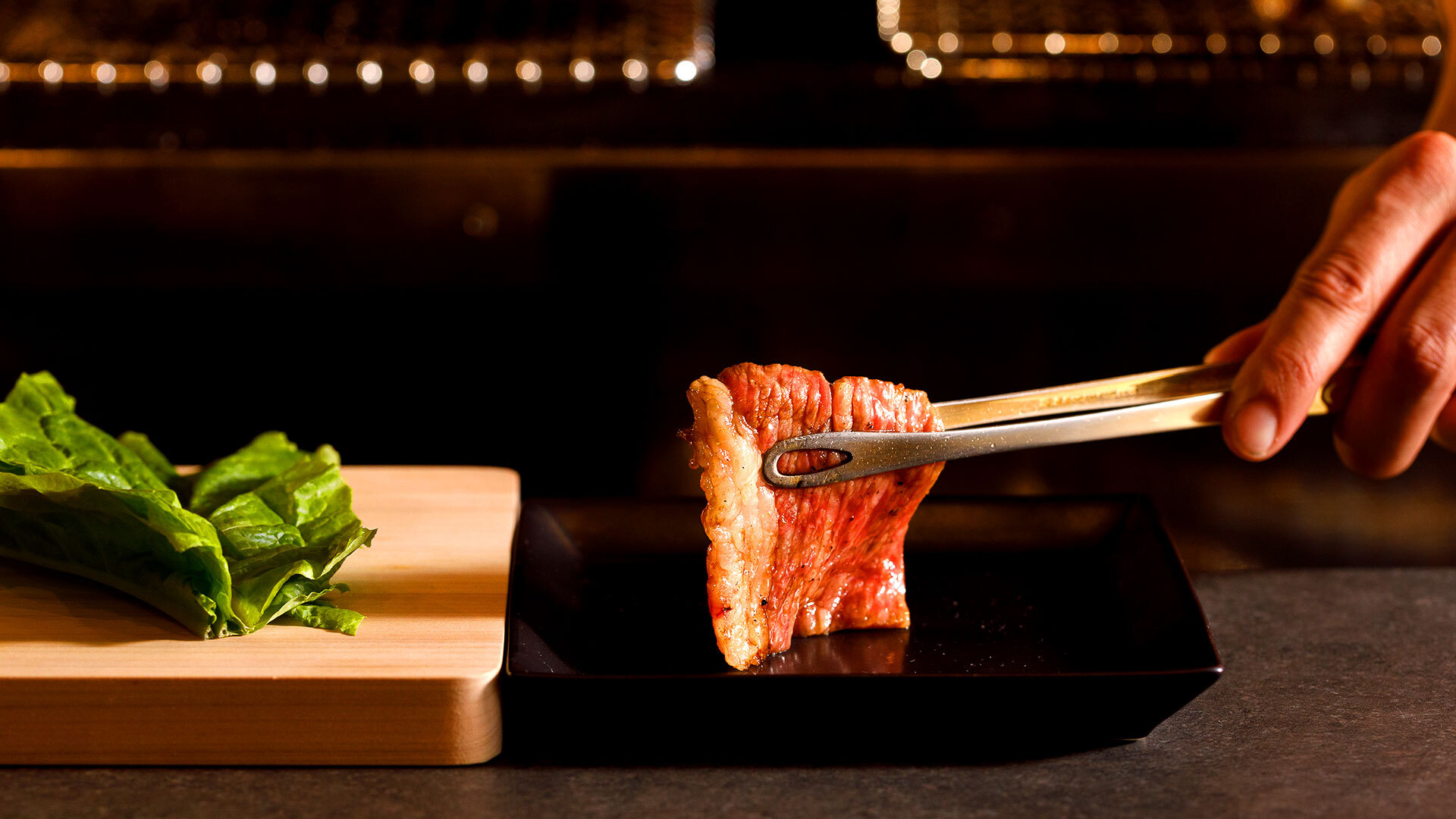 『焼肉 東京24区』：焼き上がったら、カウンター上にあるつけ皿に置いてくれる