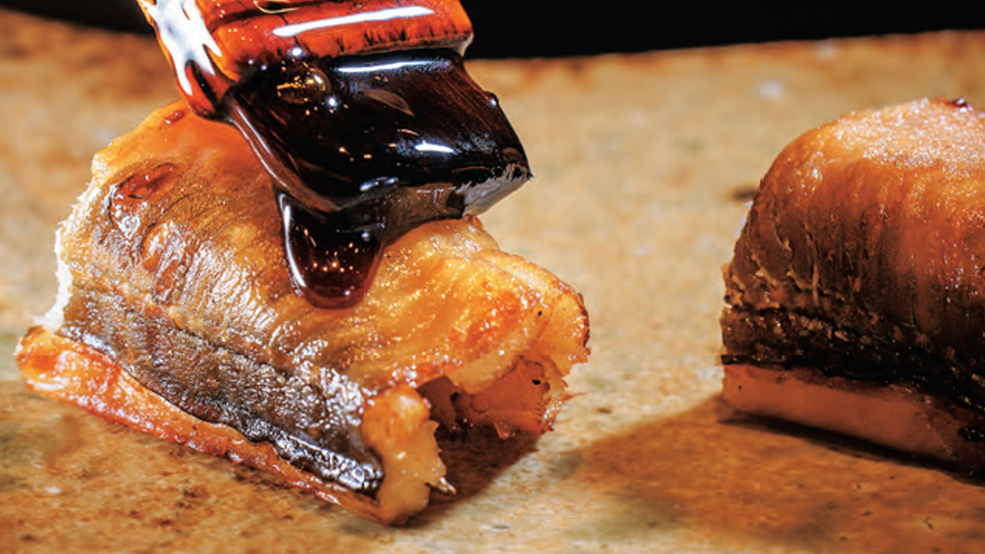 『久兵衛 本店』：「穴子」は対馬産。仕上げのツメと淡路島産藻塩で味が決まるよう、煮る段階であまり強く味を入れないよう調整