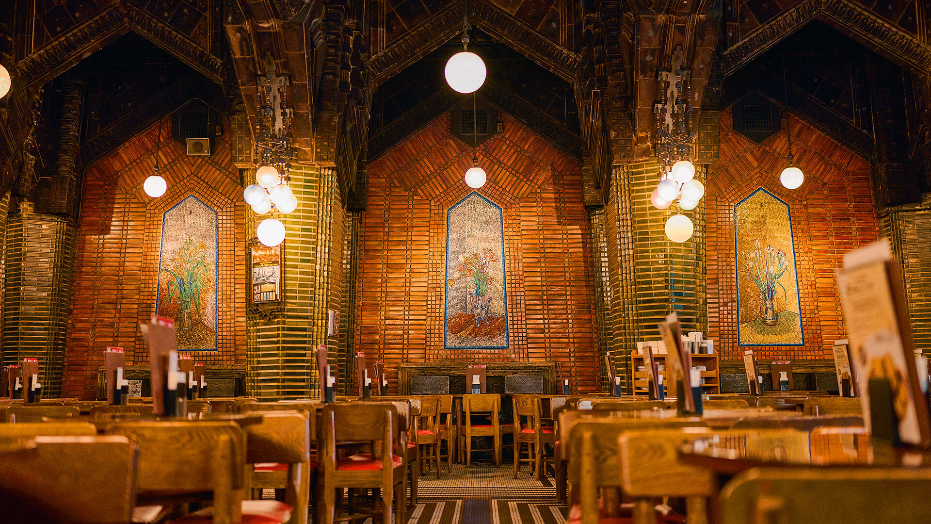 『ビヤホールライオン 銀座七丁目店』：入って正面に見える大壁画のほか、南北の壁にも8枚のモザイクアート。南側は五角形で窓の代わりをしているように見える