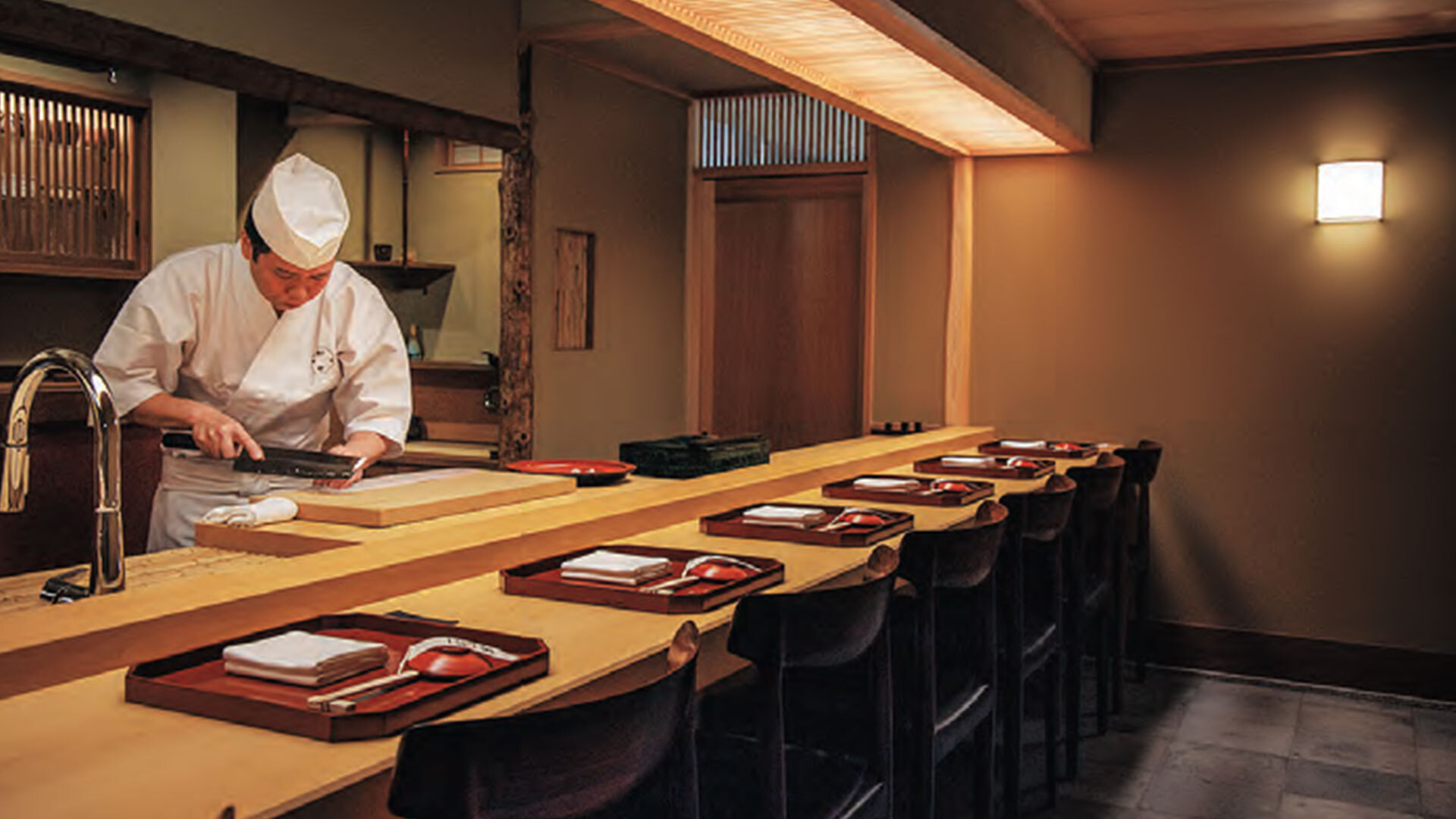 『聖坂 和敬』：店内のカウンター席