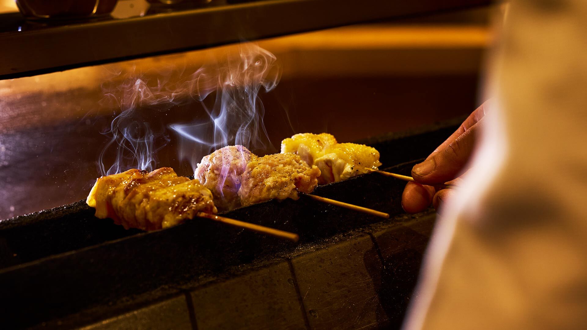 『おみ乃 椿』：鶏の種類に合わせ、炭の組み方を変えて焼き上げる