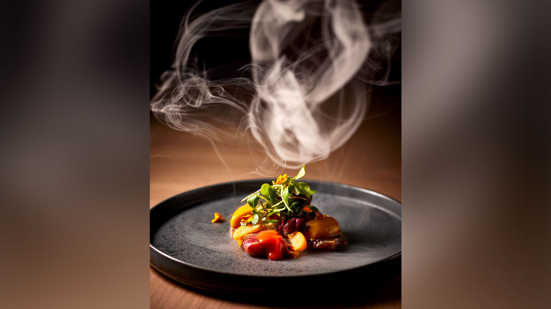 『Sillage（シヤージュ）』：「高知県産戻りガツオ／発酵パプリカ／ぶしゅかん」