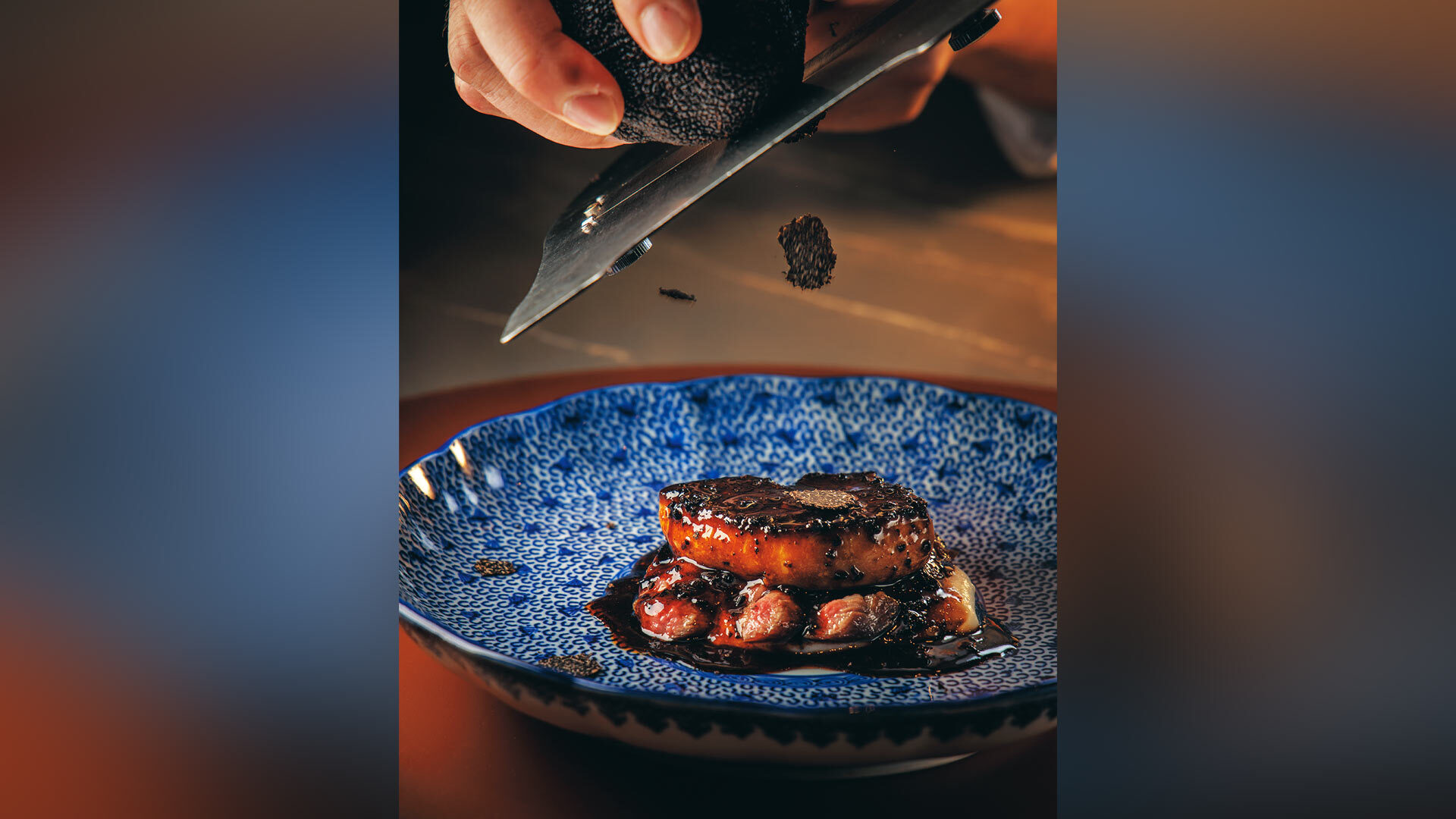 『ア・ニュ Shohei Shimono』：ディナーコース（￥31,900～）より「石垣牛のステーキフォアグラのせ黒トリュフ」