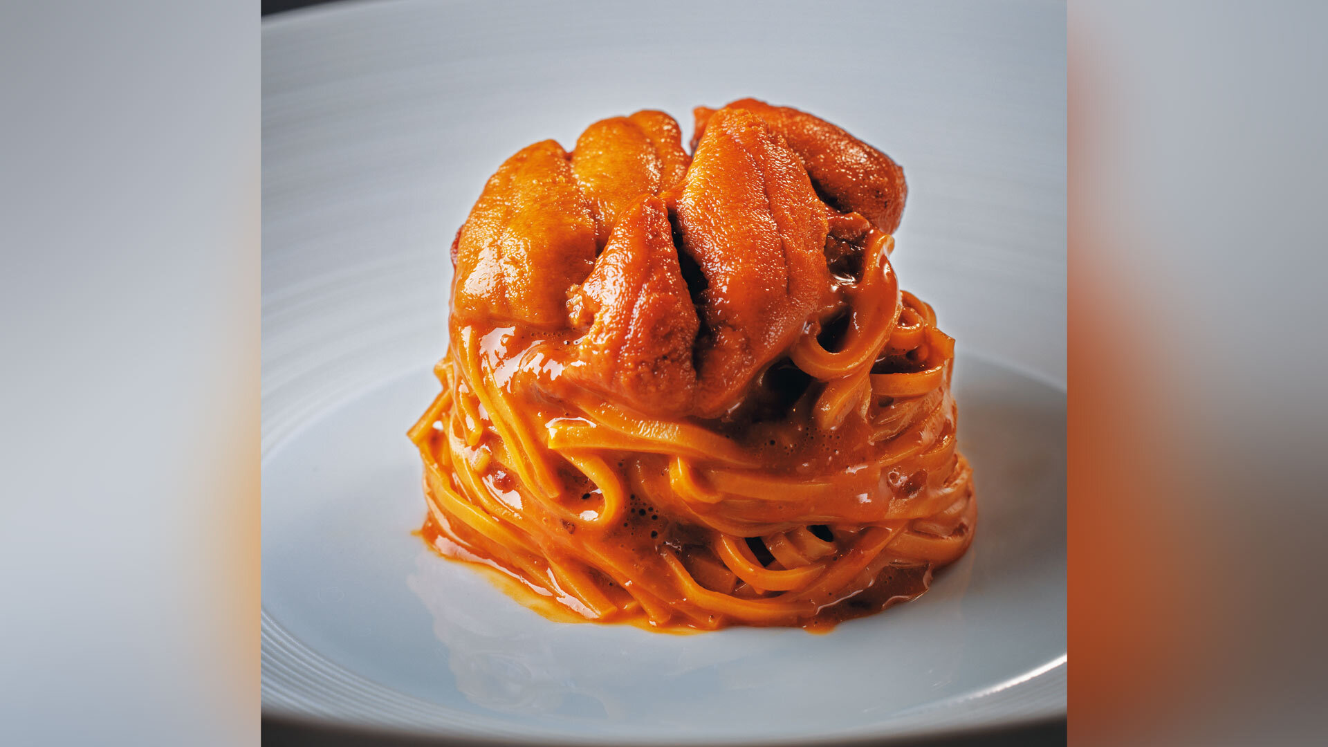 『リストランテ・ホンダ』：「生ウニのタリオリーニ」（ディナーコース￥16,500より）