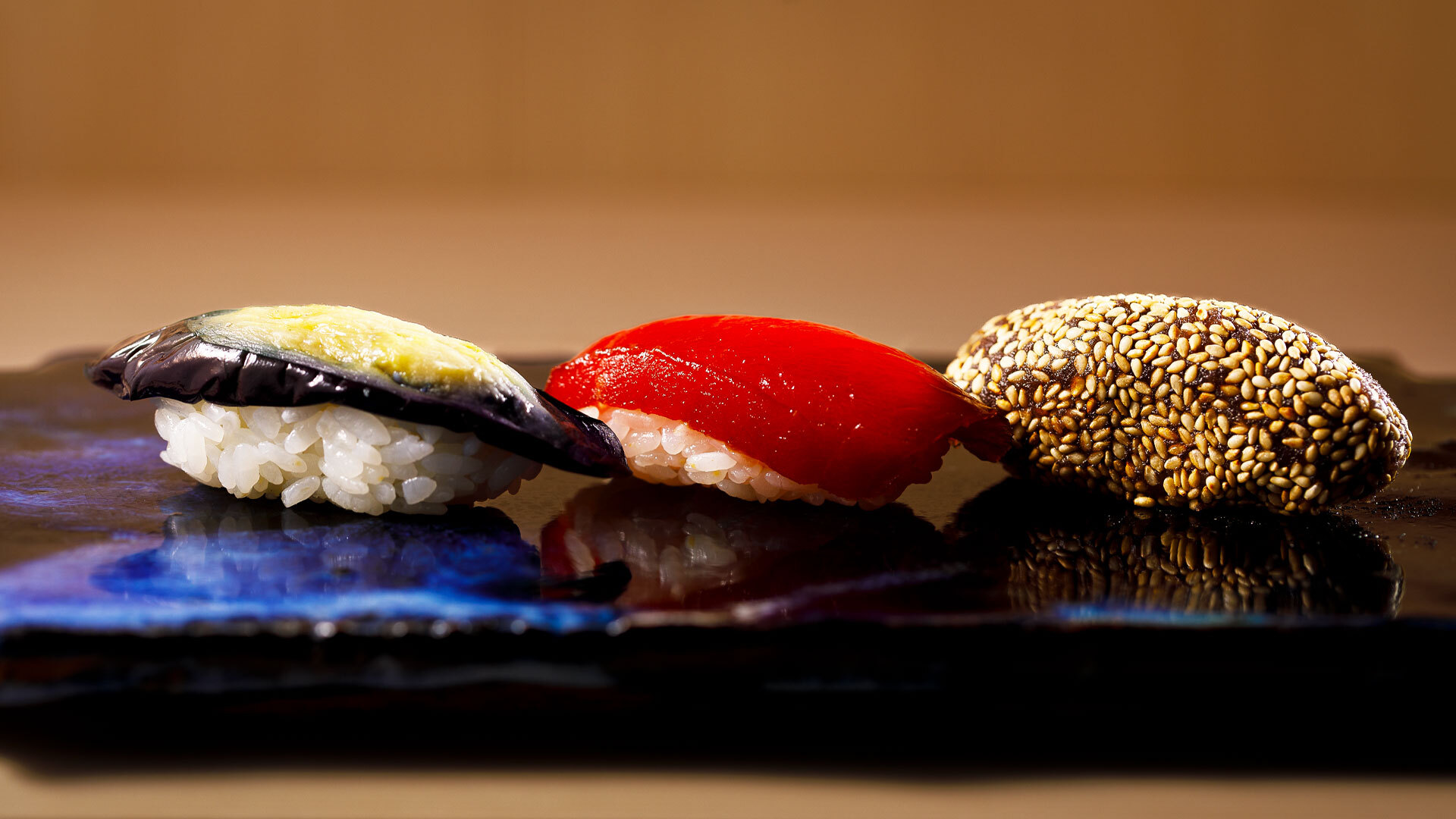 『すしなす』：コースの一例（左から、「なすの揚げ浸し」「赤身のづけ」「おはぎ」）