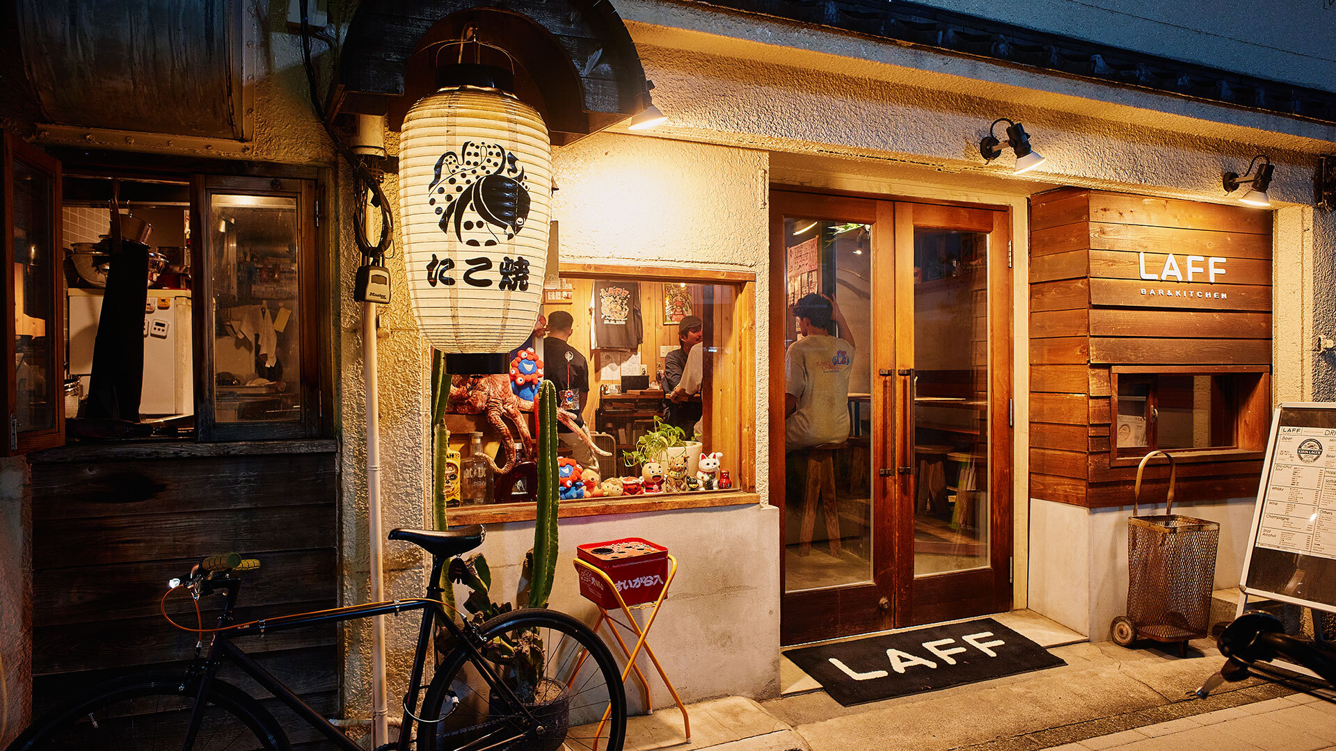 『LAFF BAR＆KITCHEN』：白壁とウッドでカフェのような外観