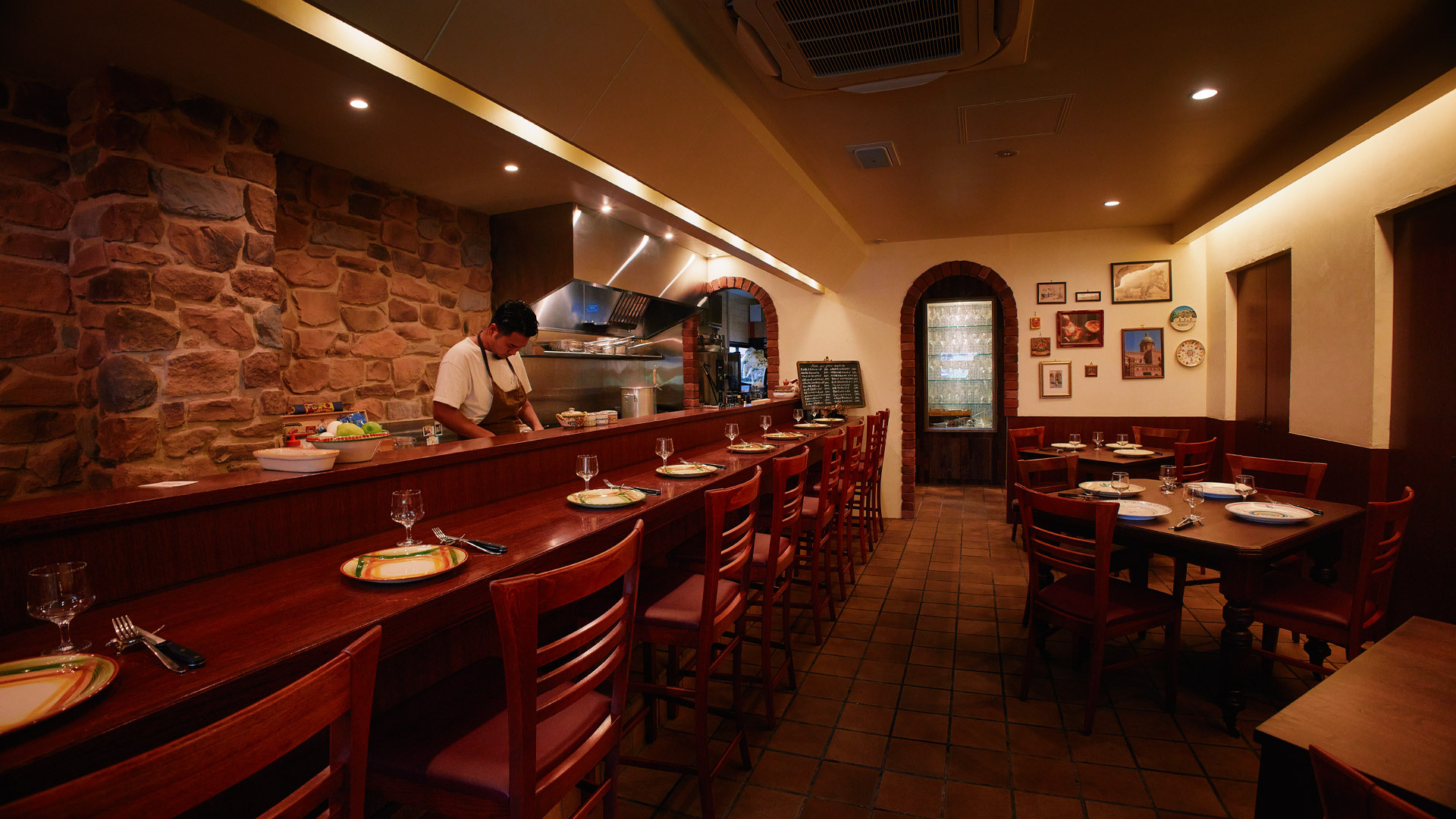 『TRATTORIA ICIEI』：店内