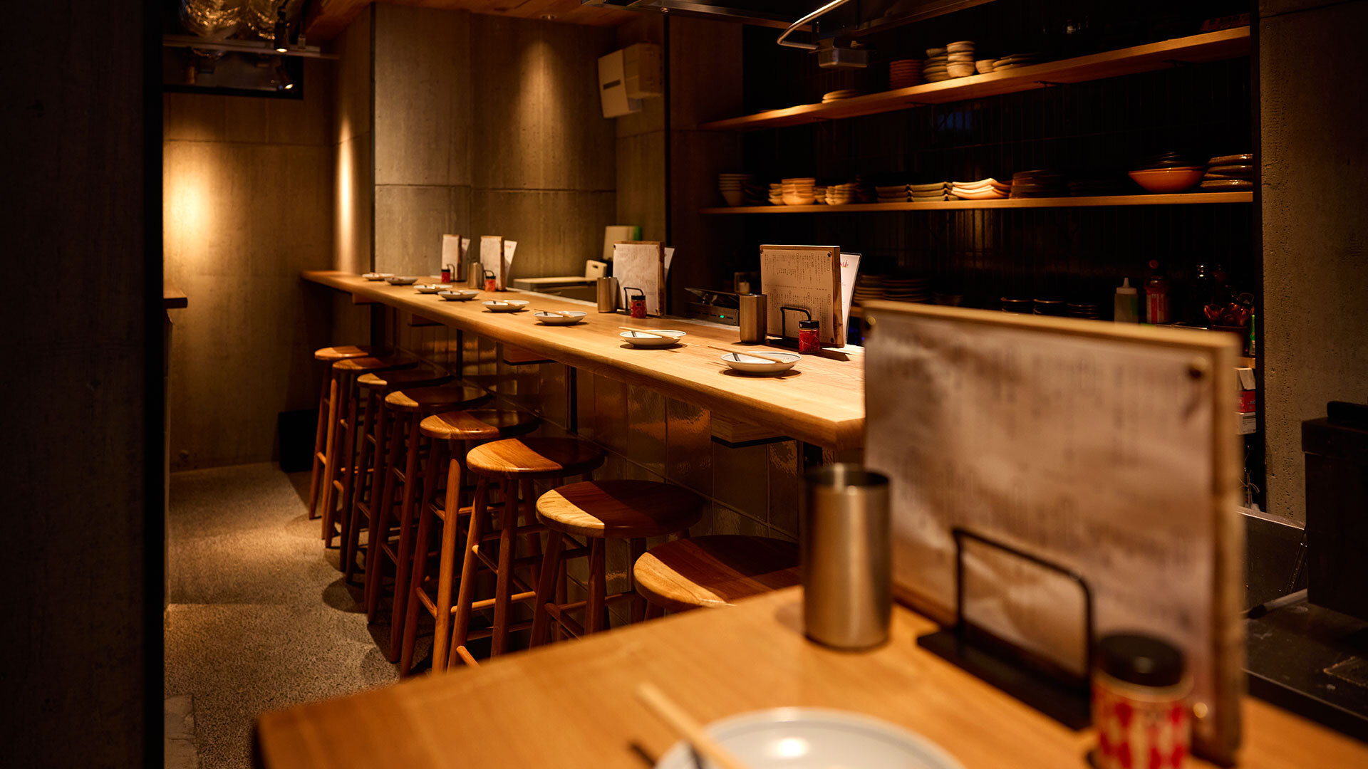 『焼鳥やおや 総本店』：1階カウンター席