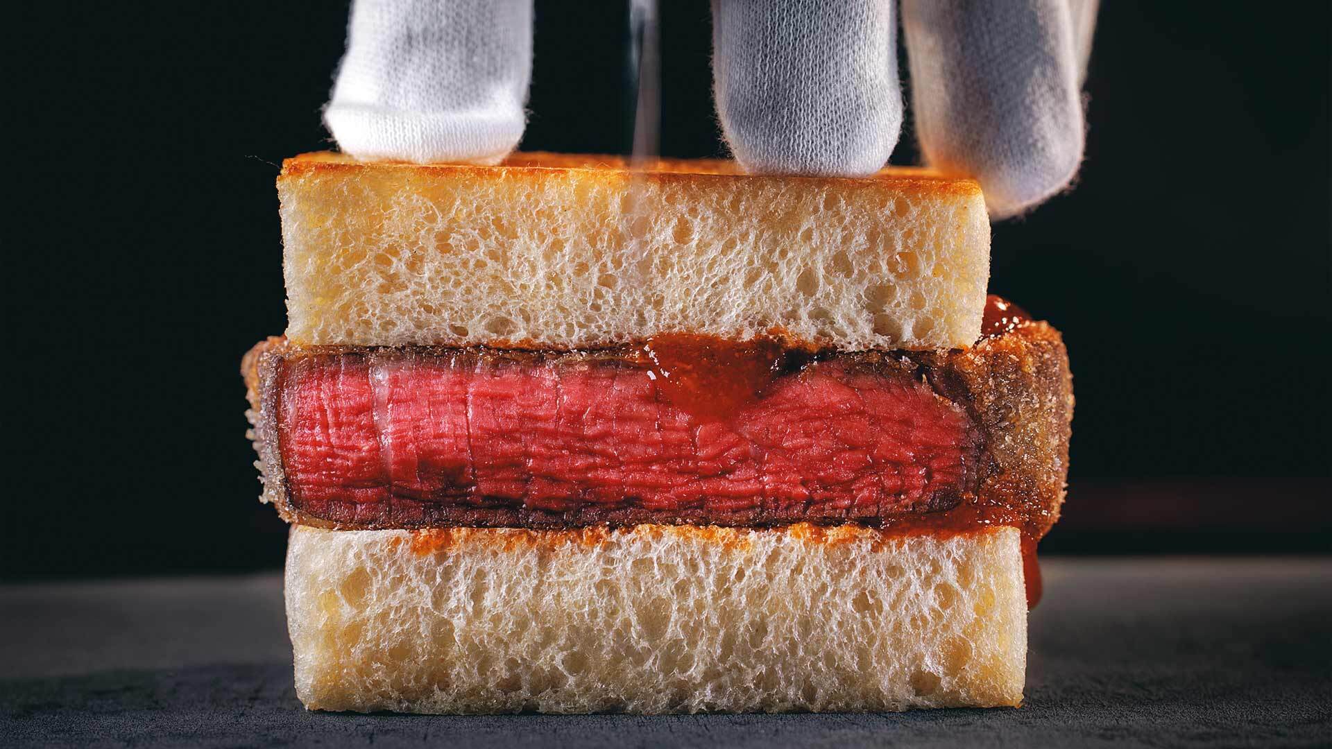 『YORONIKU TOKYO』：￥22,000コースより「シャトーブリアンのロゼカツサンド」