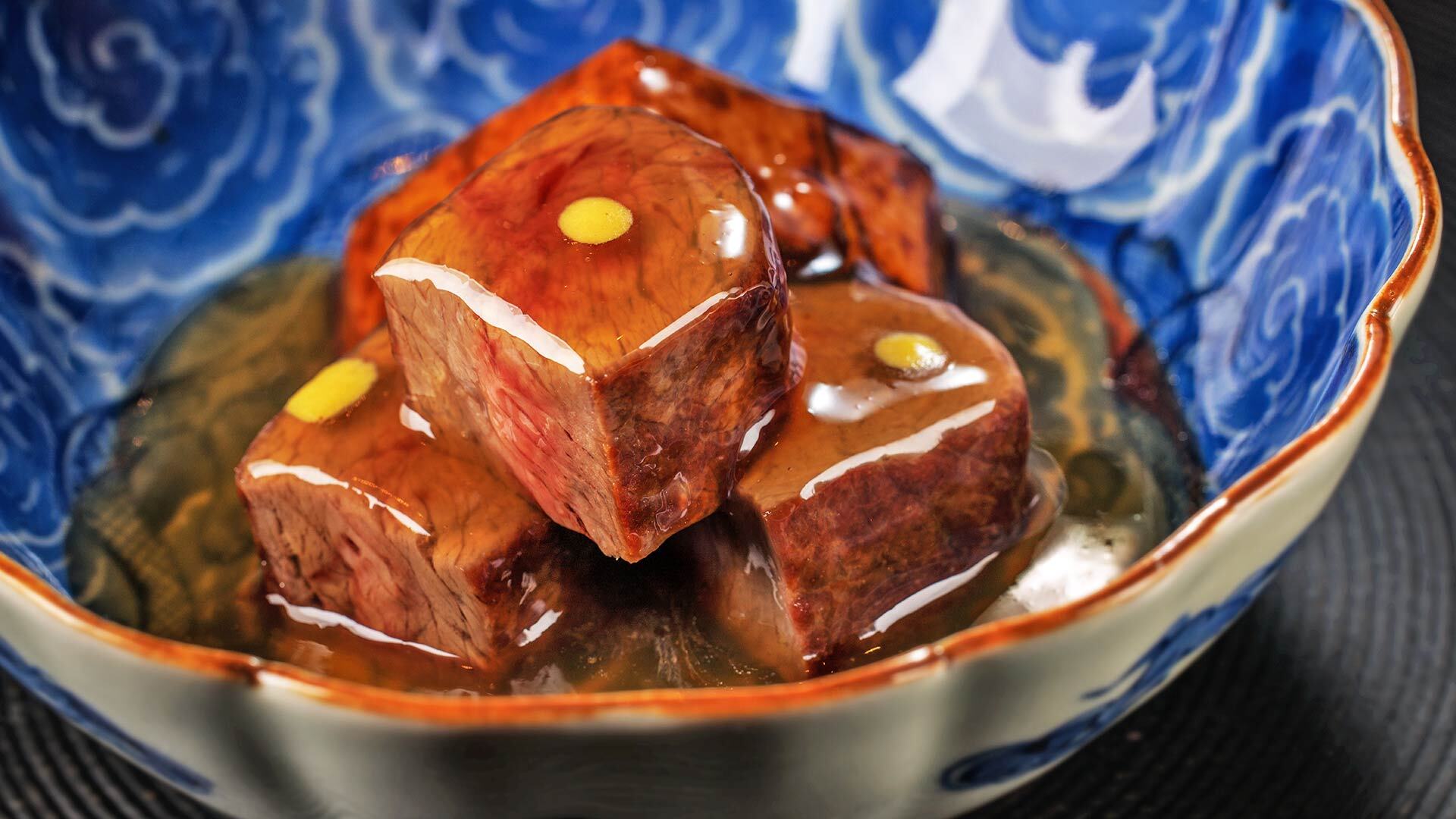 『日本料理 お寅』：￥27,500のコースより「短黒牛のヒレステーキ 美味餡かけ」