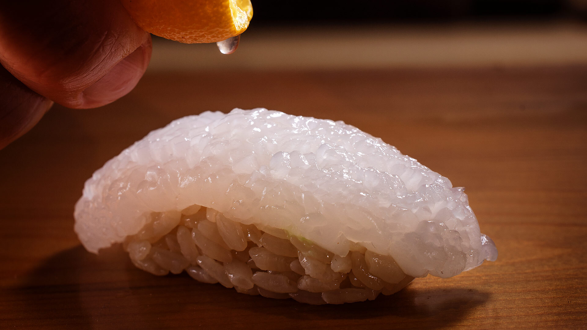 『西麻布 鮨 真』：佐島産の「アオリイカ」（おまかせ￥33,000より）