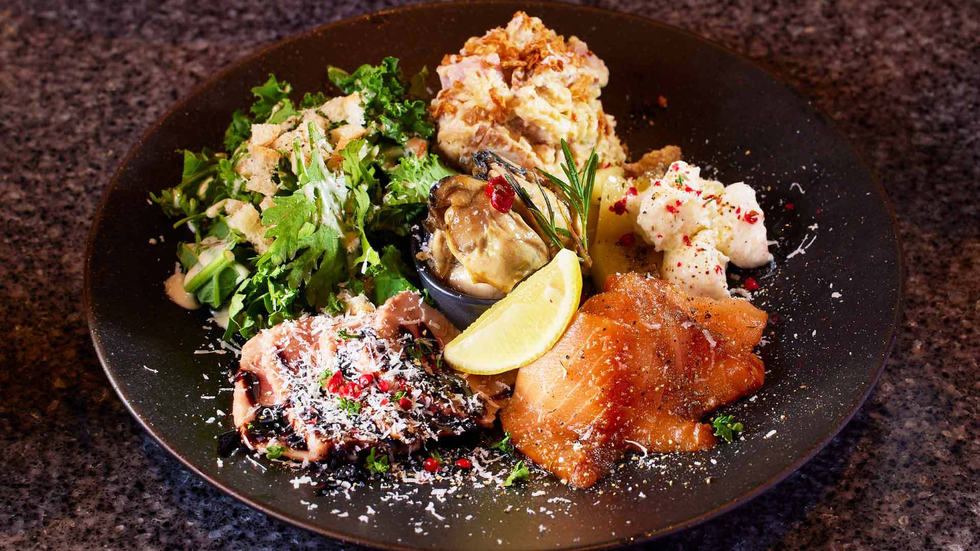 『TOKYO Oyster PUB akasaka』：プレミアムプラン￥7,000より前菜の一例（写真は2人前）