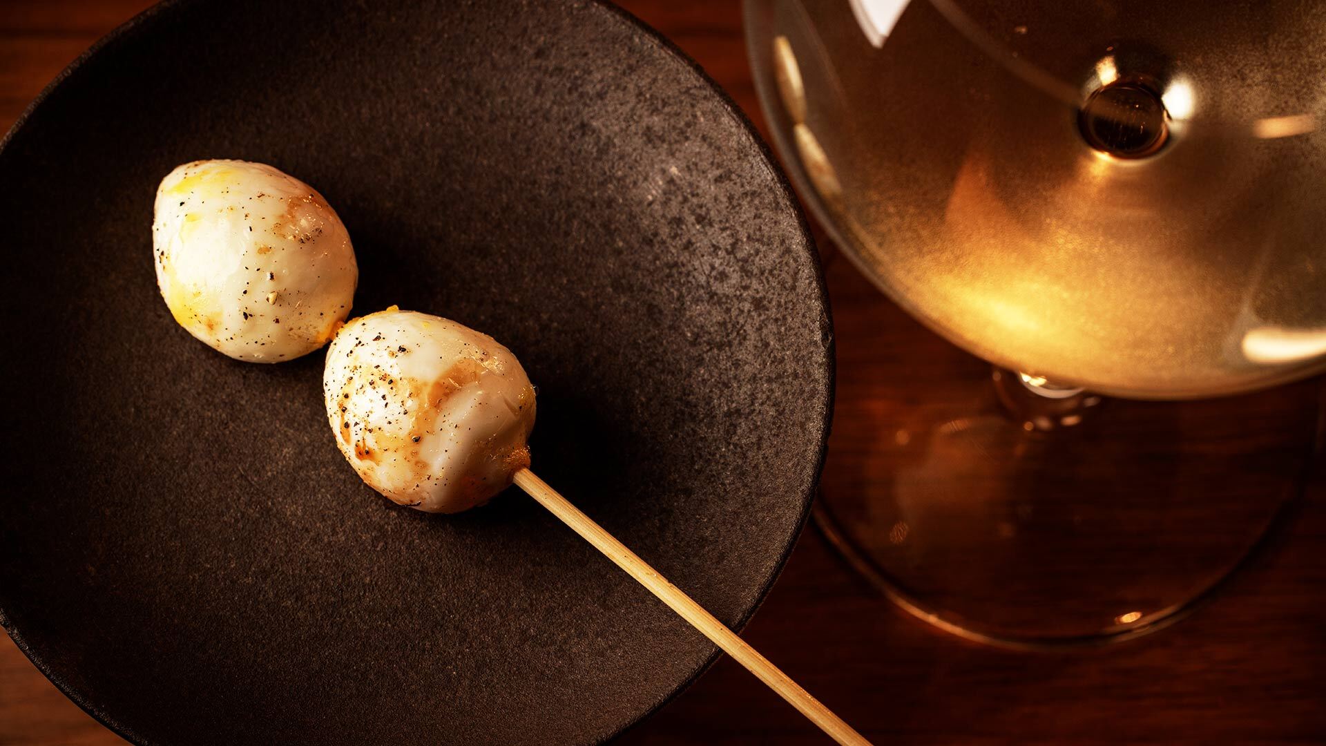 『焼鳥um』：おまかせコースより「うずら卵（エル・フランス）」