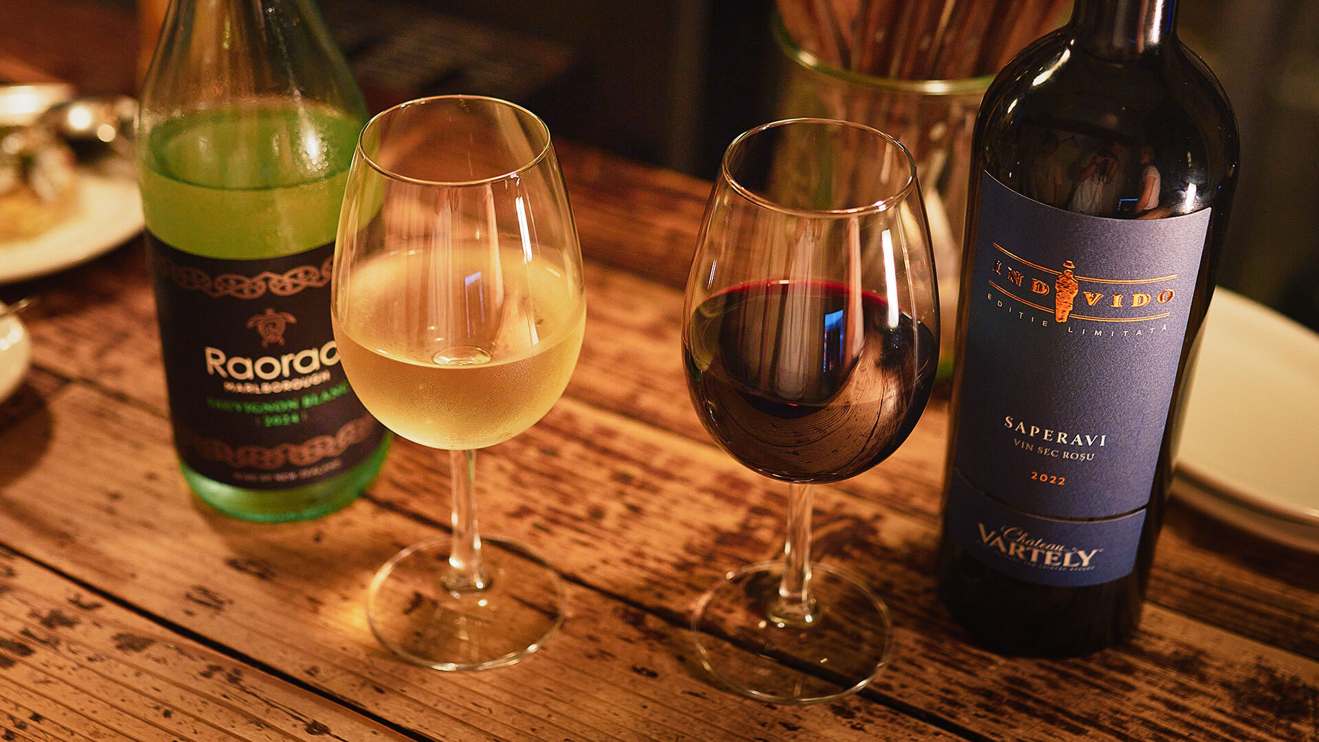 『vivo daily stand高田馬場店（ビーボ デイリースタンド）』：本日のグラスワインより赤でモルドバ「インディヴィド」、白はニュージーランド「ラオラオ」各￥825