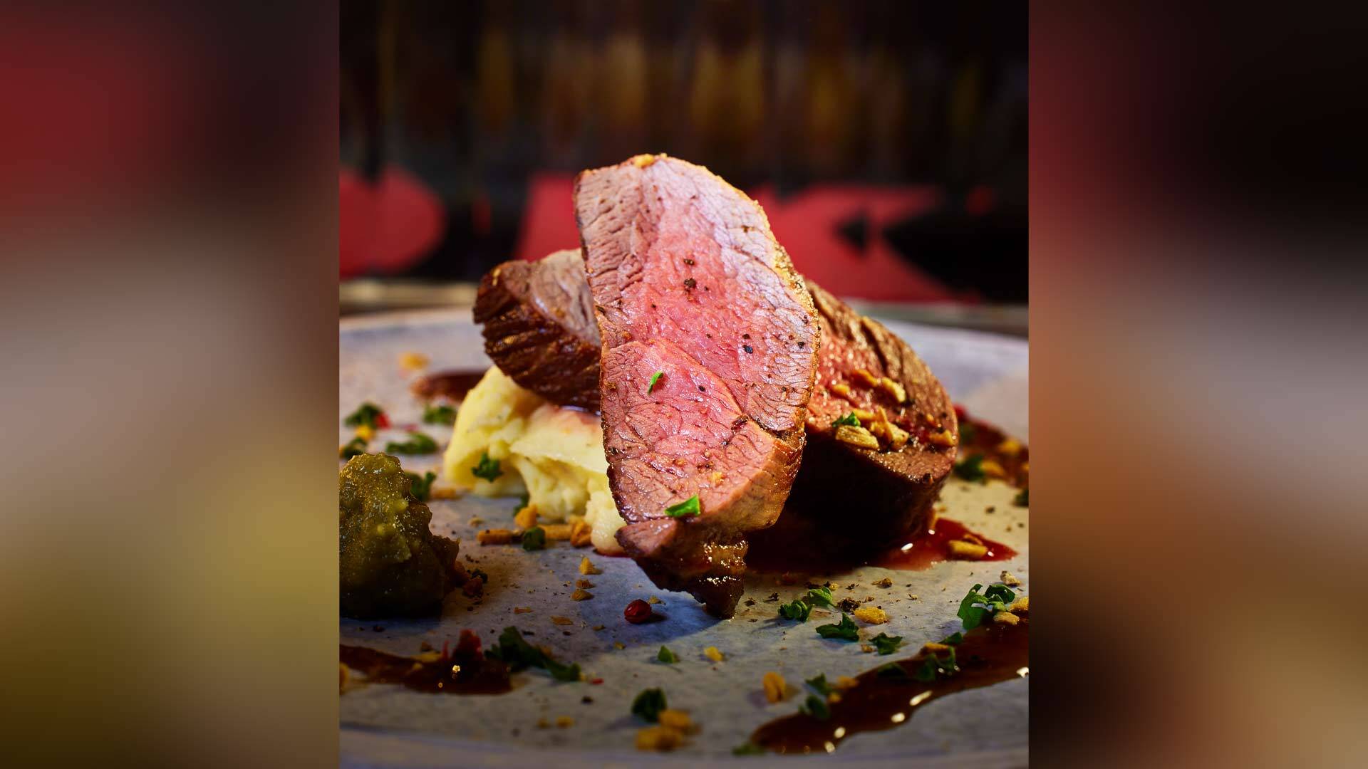 『TOKYO Oyster PUB akasaka』：プレミアムプラン￥7,000より「黒毛和牛フィレのグリル」（写真は2人前）