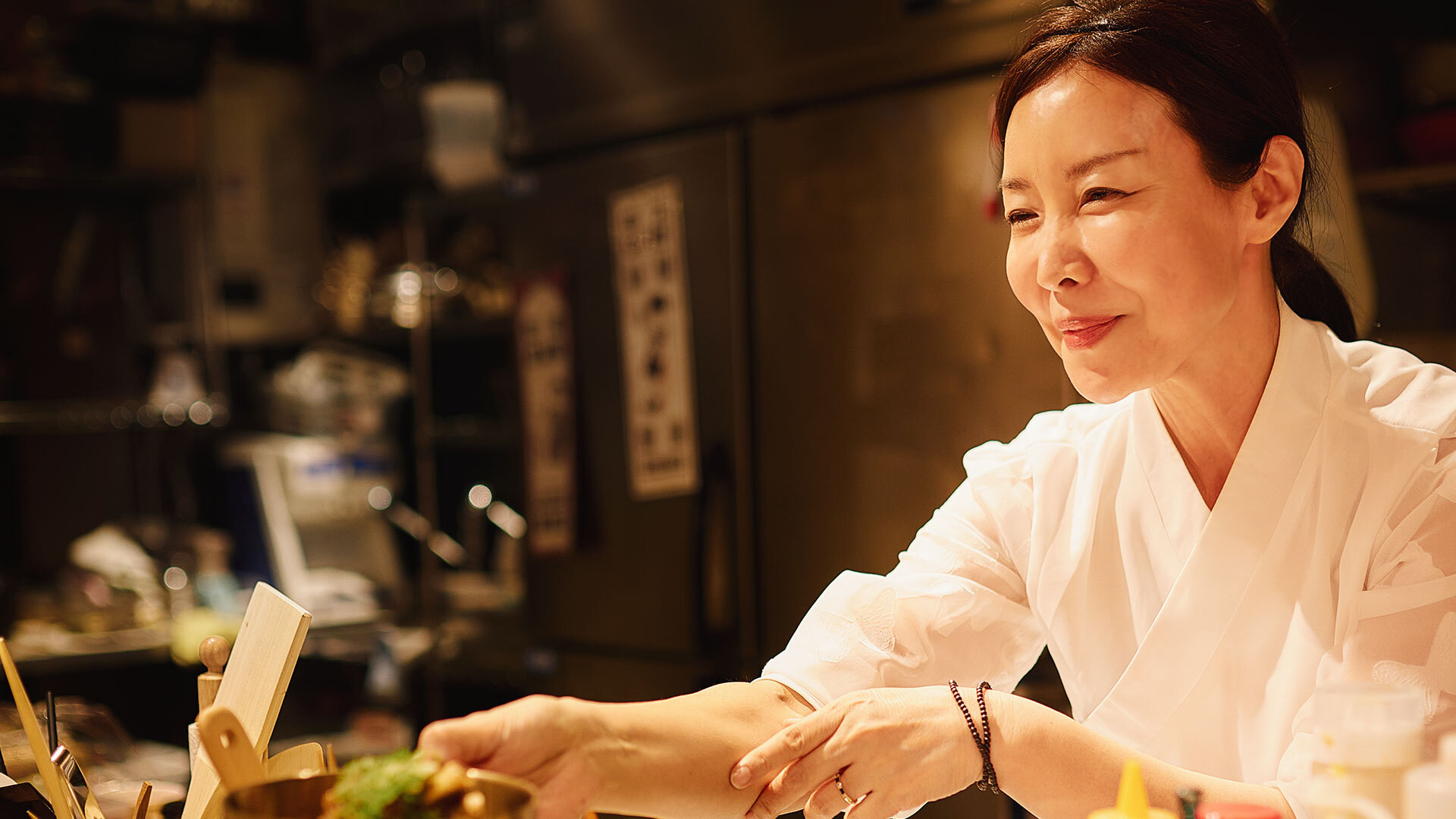 『ホルモン船 ホールちゃん』：チマチョゴリ姿も美しいマダムの李 受燕さん