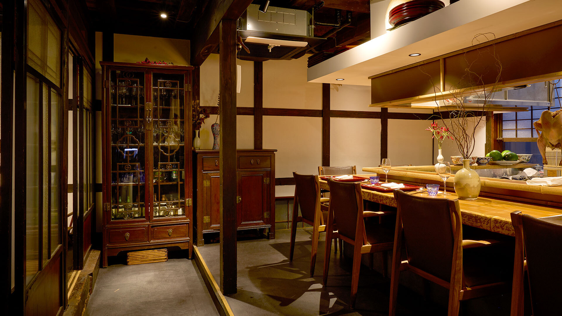 『中華料理 月居』：店内。カウンター席