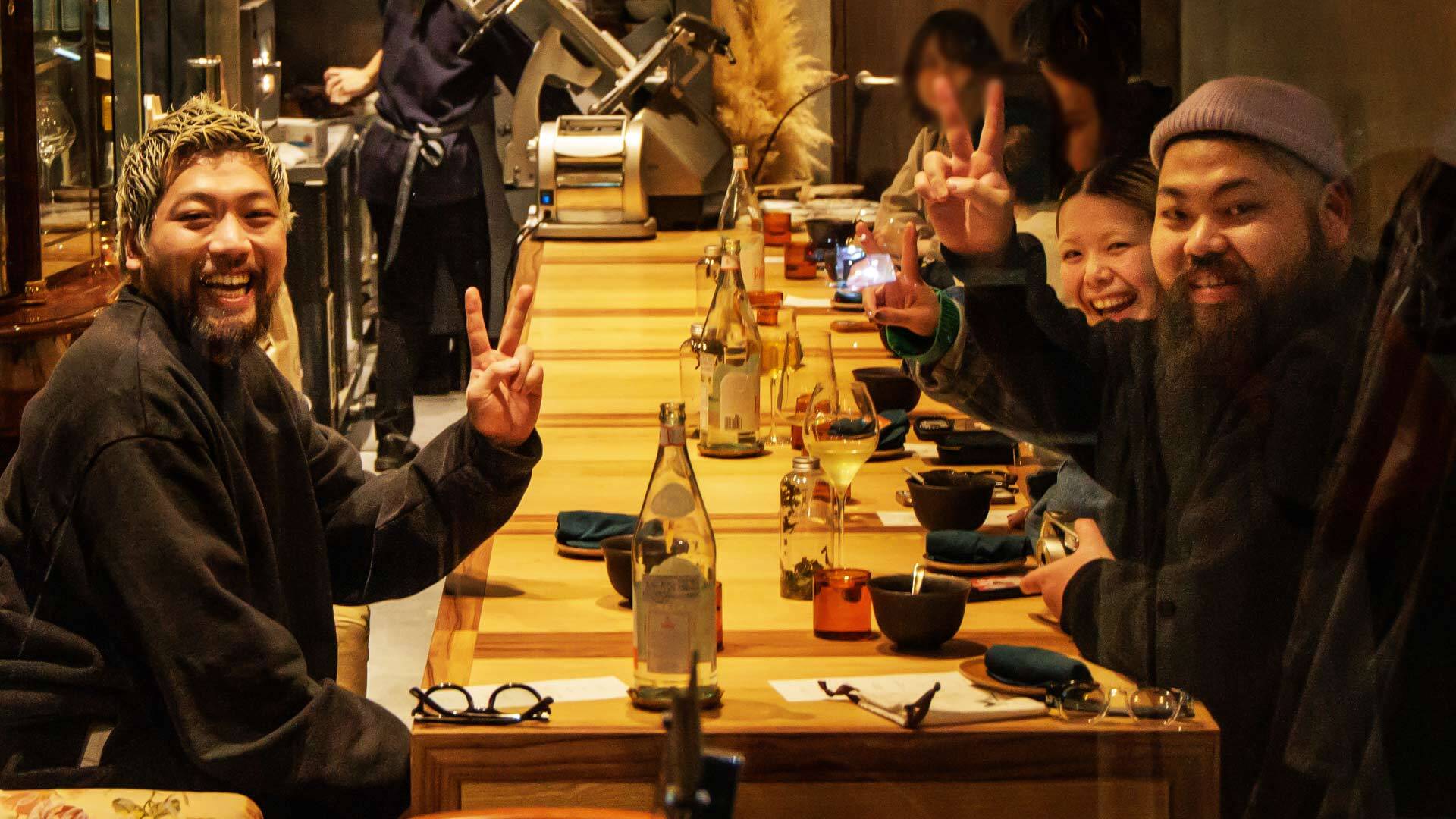 『nacol』：家亀さんの生ハムに惹かれ、同業者も多く訪れる。この日は、渋谷の人気店『嚏』などを手掛ける砂田兄弟も来店