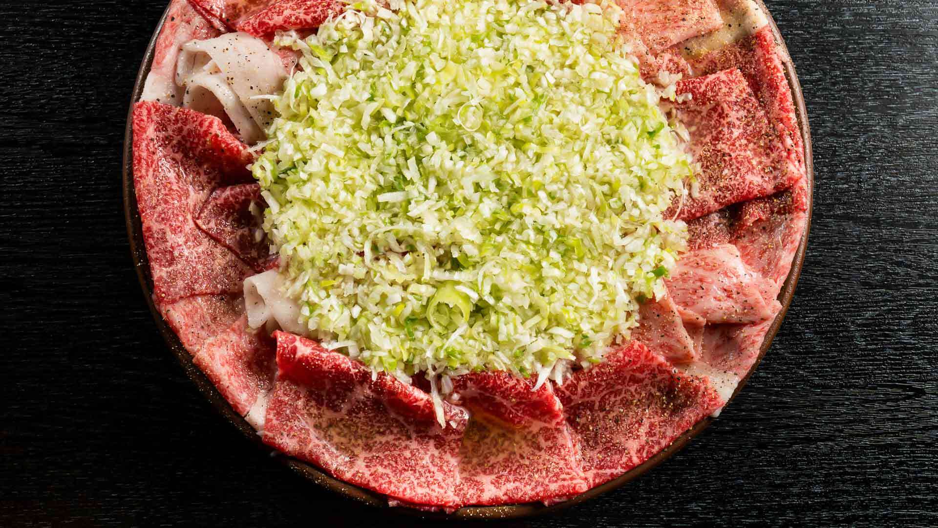 『広尾 大衆焼肉 暴飲暴食』：「暴食コース」￥8,690より「ねぎ塩暴食カルビロース」※写真は4人前
