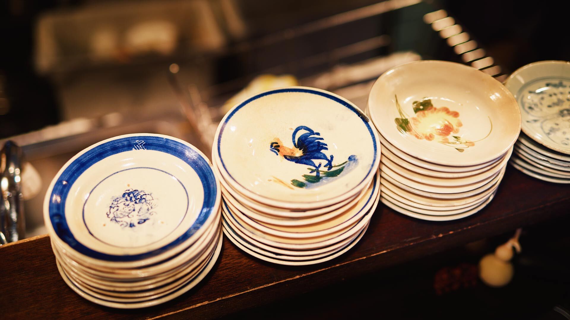 『cafe ＆ bar MÉLI-MÉLO』：店内のカウンターにはアジア各国で集めた器が並ぶ