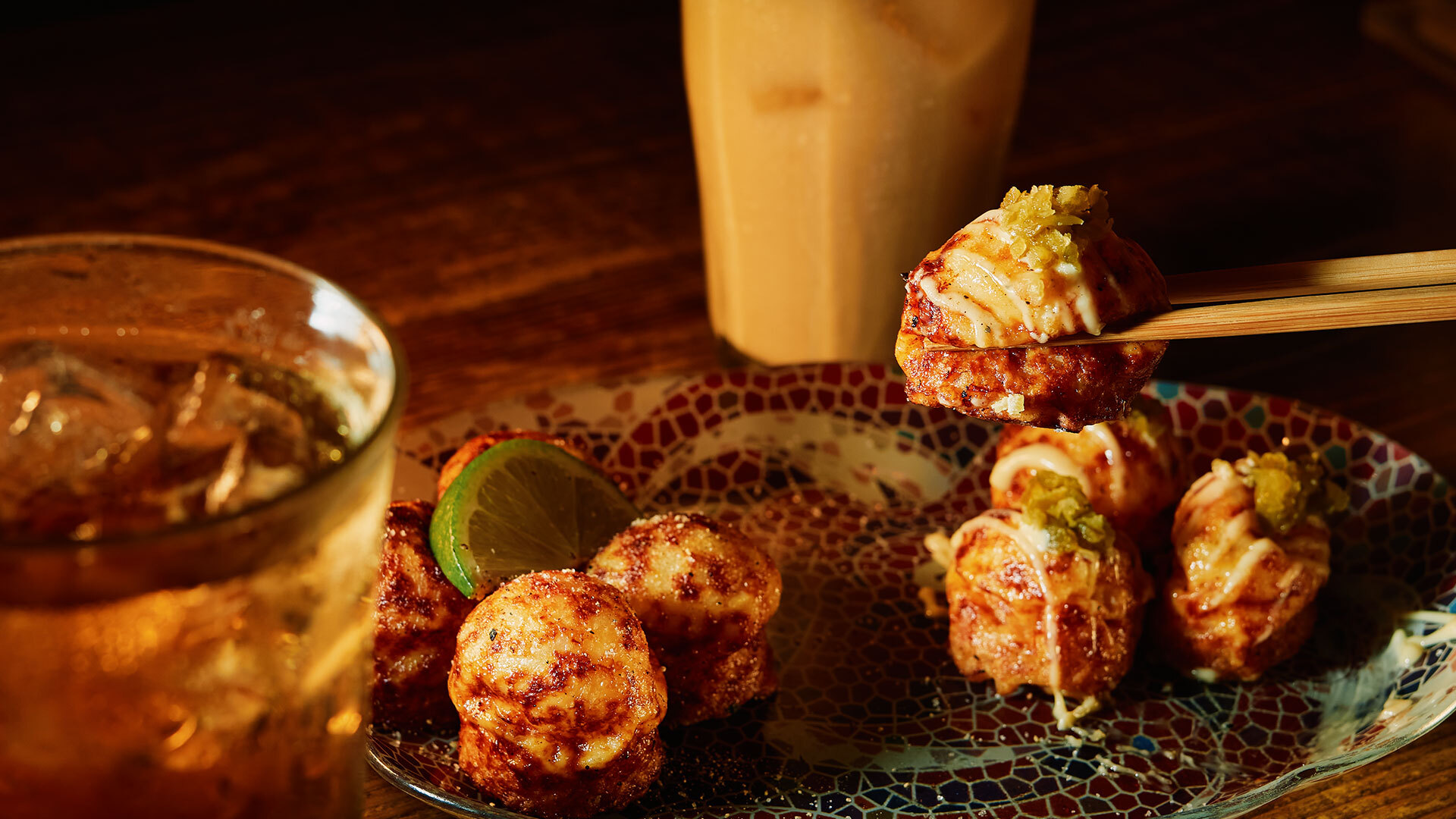 『LAFF BAR＆KITCHEN』：アテと〆を両立するたこ焼き4 個450円～。ドリンクは奥が「豆乳ハイ」、手前が「紅茶ハイ」。ともに650円