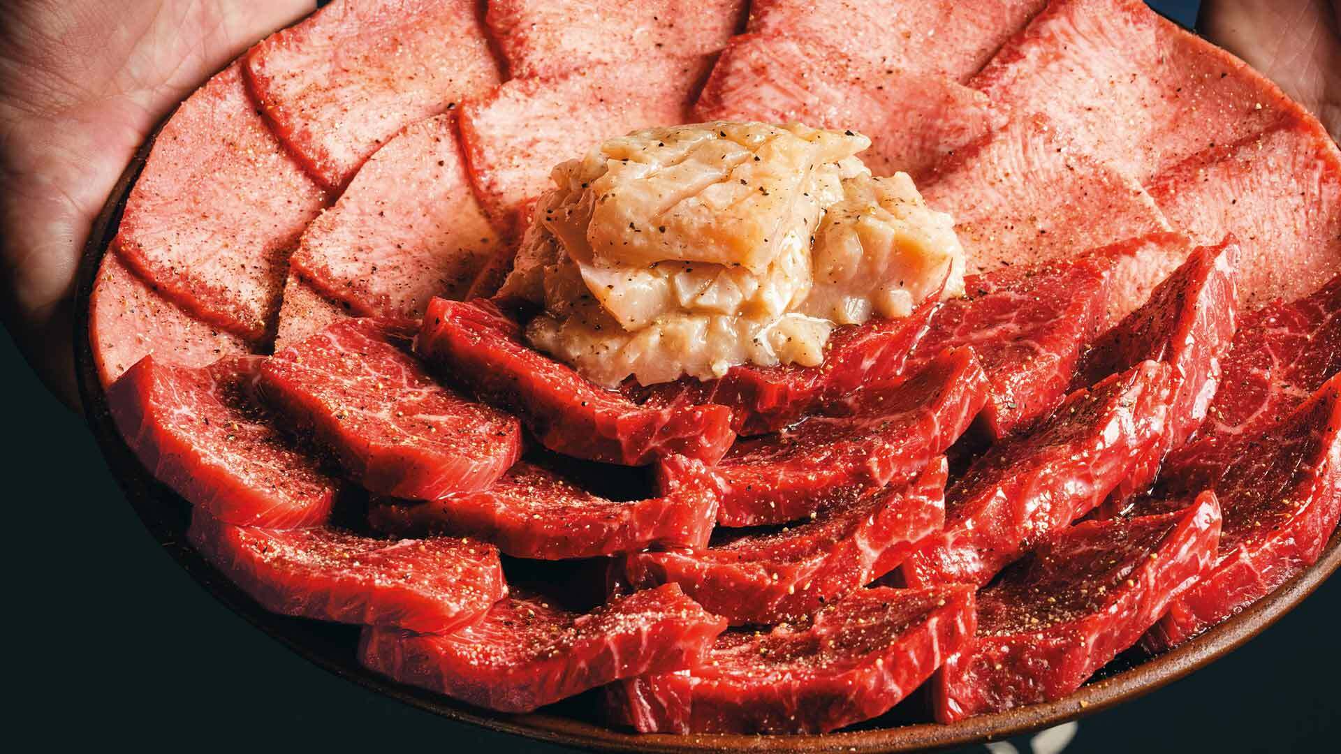 『広尾 大衆焼肉 暴飲暴食』：「暴食コース」￥8,690より「タン・サガリ・ミノ3種盛り」※写真は4人前