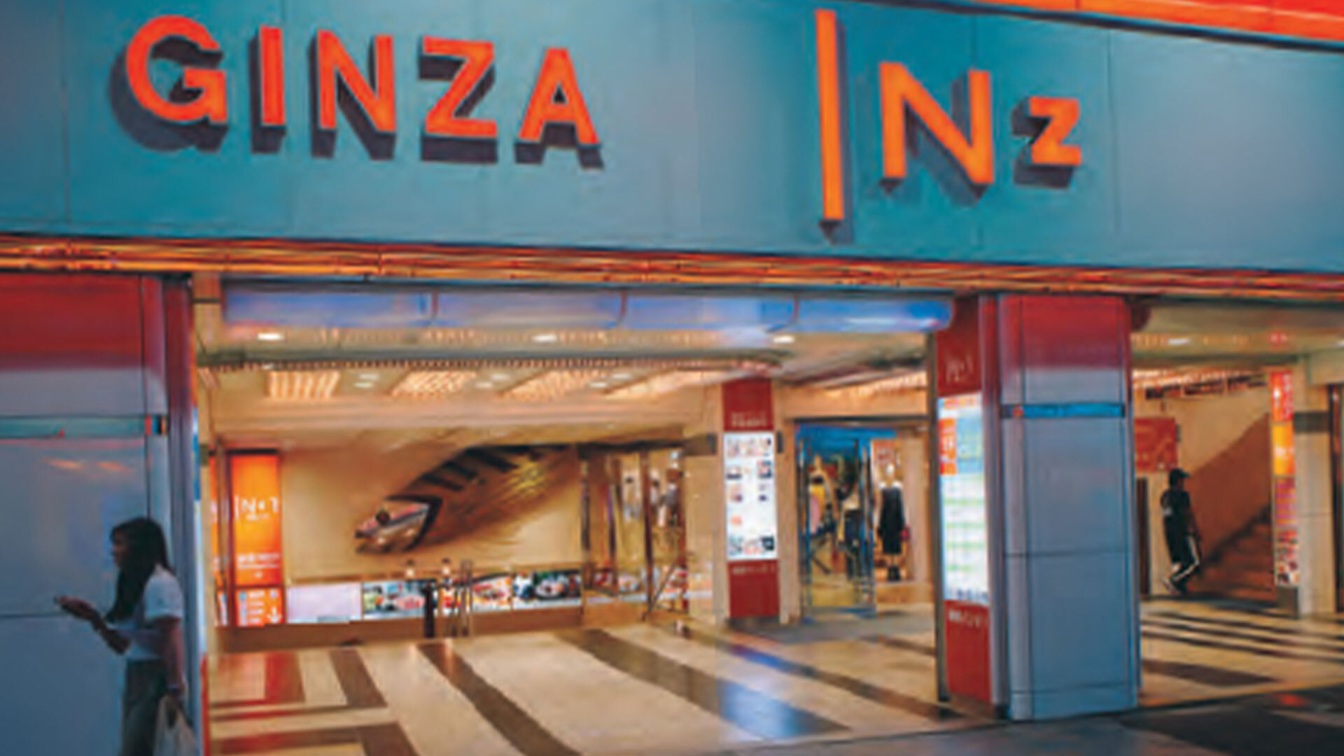 『東京相撲祭』：個性豊かなショップや飲食店がひしめく商業施設。いまなお路地裏を歩くように多彩な店との出合いが楽しめる