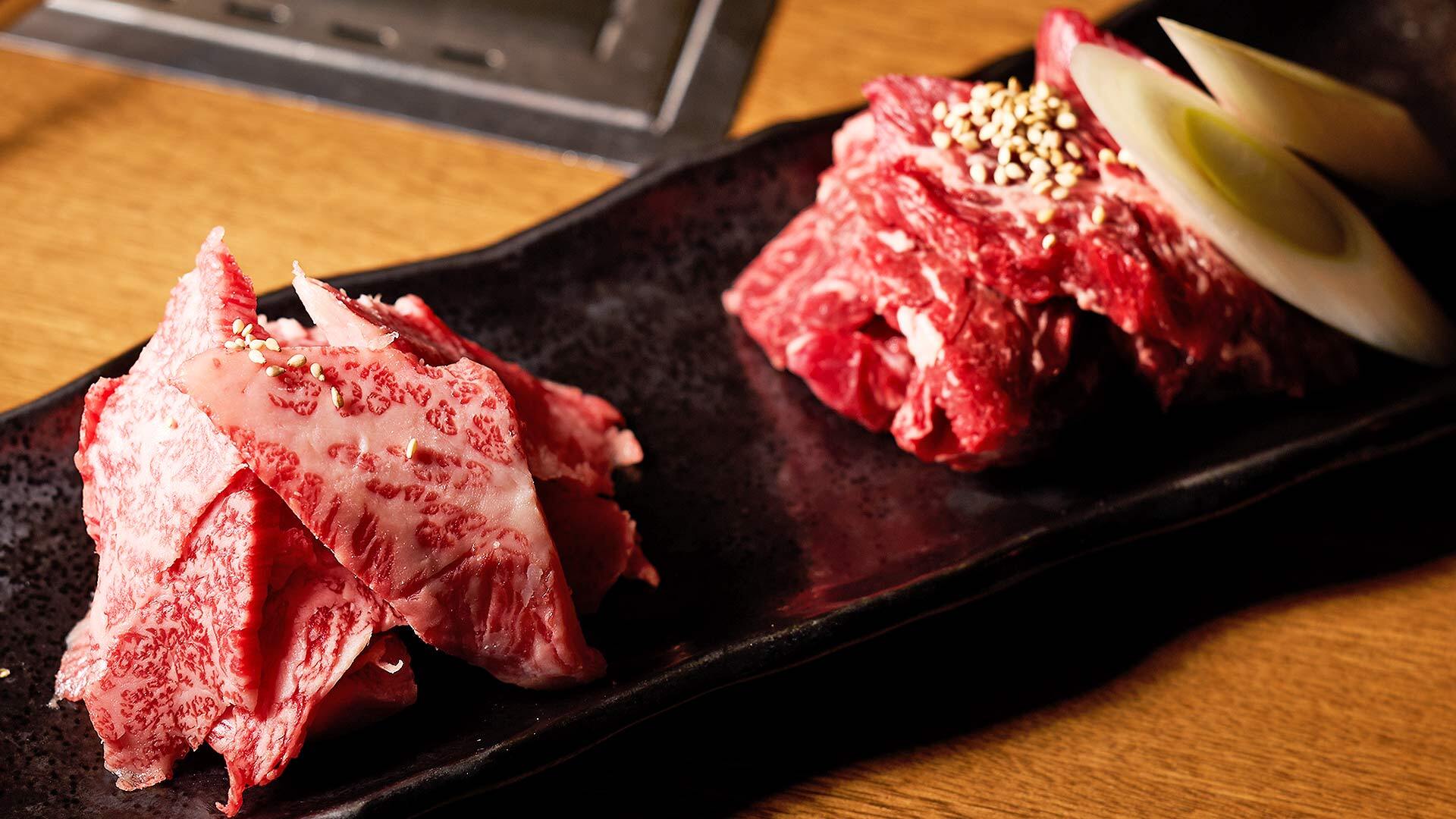 『虎ノ門 肉と日本酒』：コースより「和牛カルビ」や「柔らか赤身」