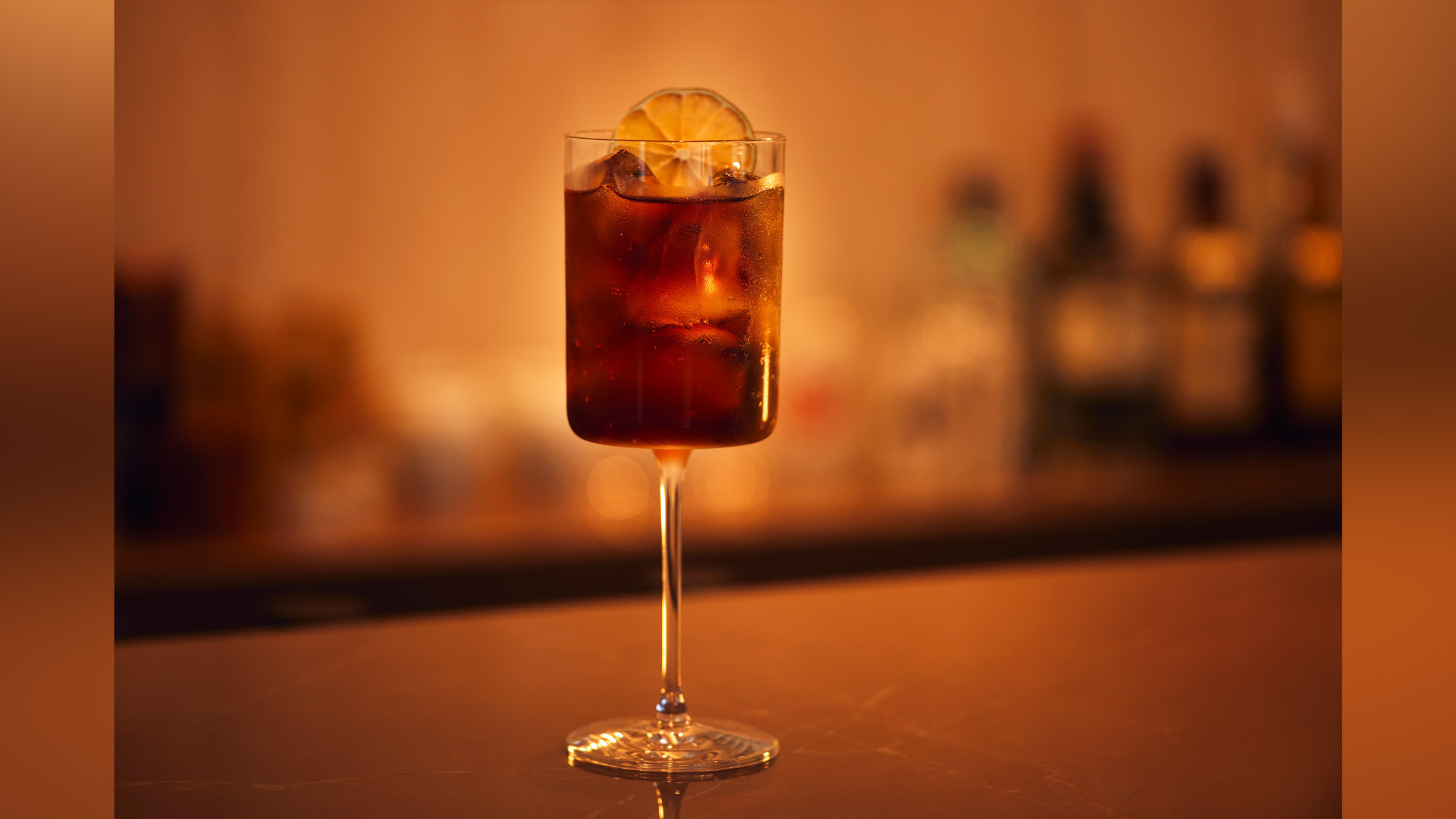 『BAR 36』：神奈川セット￥3,500より、「ほうじ茶ラムコーク」のカクテル