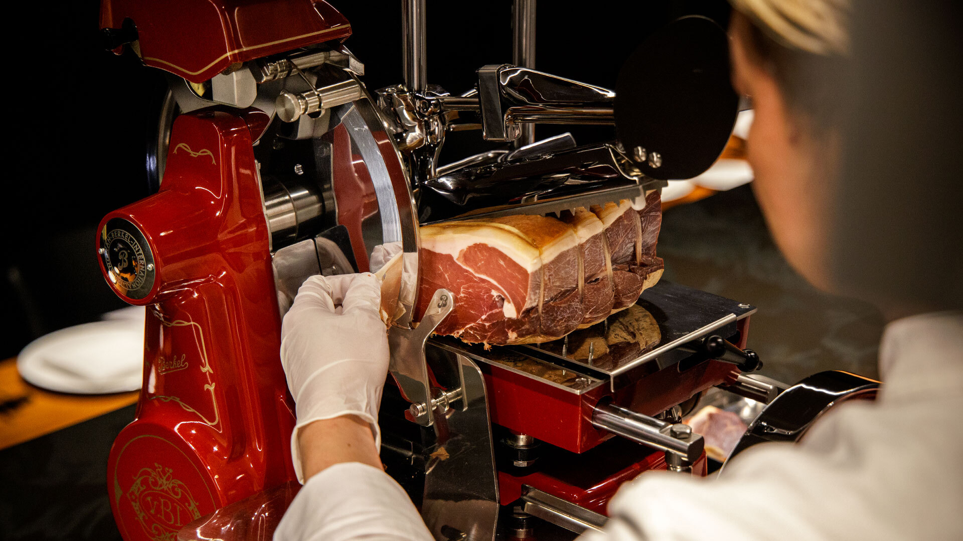 『CAiTO』：生ハムは、スライサー界の“フェラーリ”で極薄にカットされフワフワ