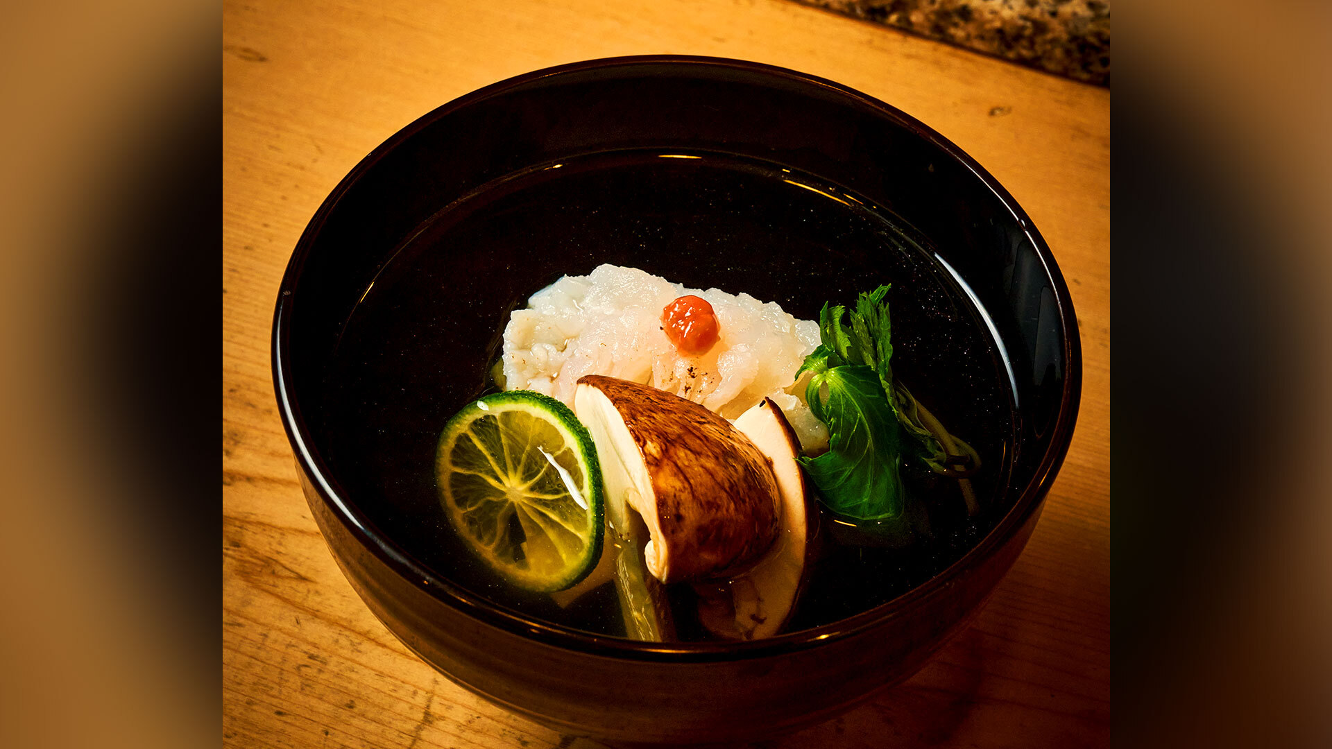 『三亀（さんかめ）』：松茸と名残の鱧を合わせた定番の秋の「お椀」。70年余り作り続けてきた円熟の味￥2,500