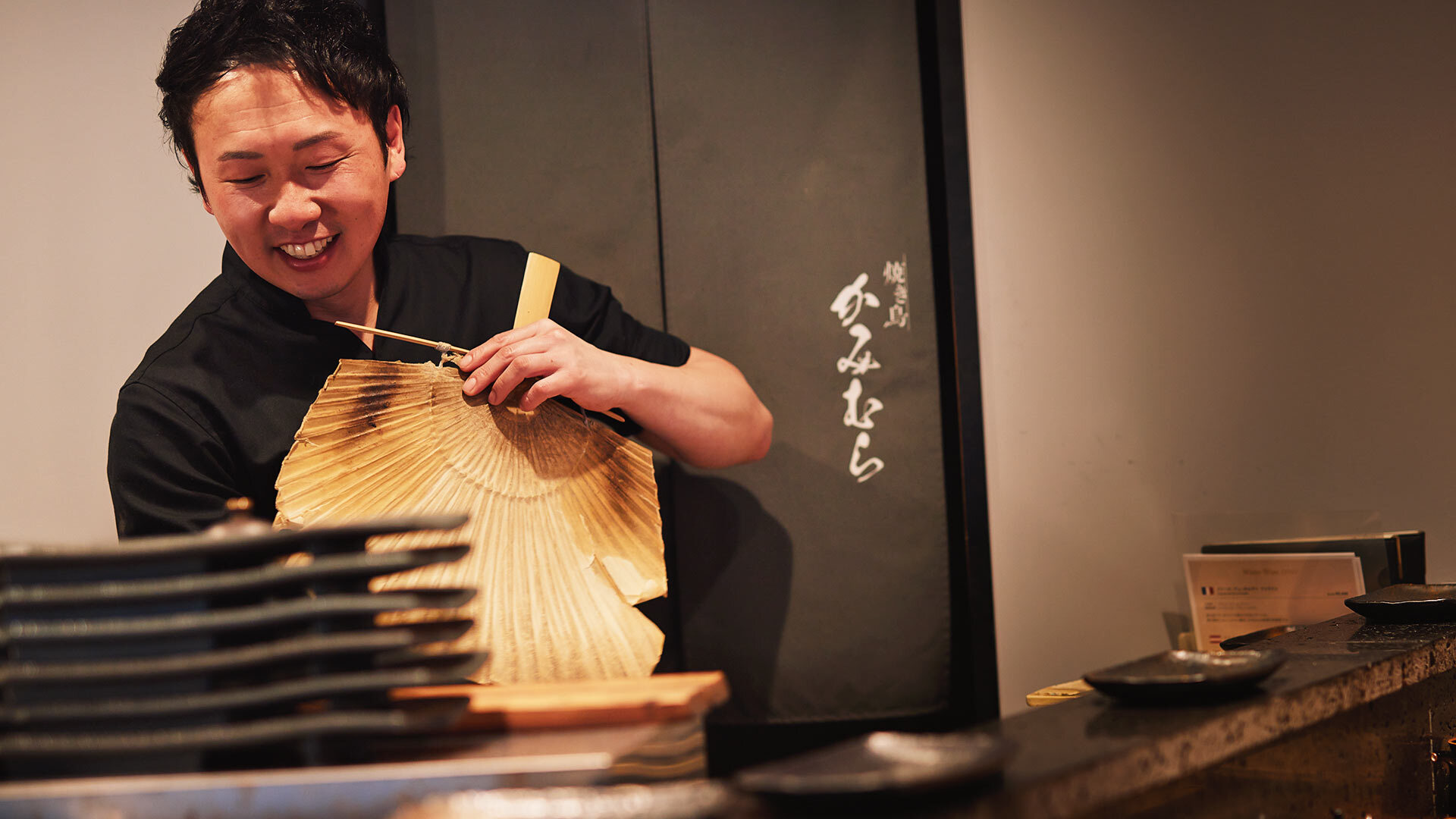 『焼き鳥 かみむら』：店主の上村孝秀さん