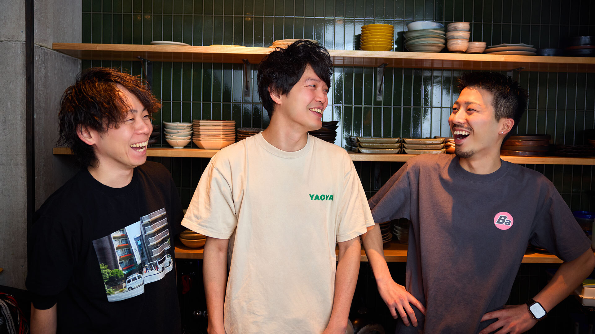 『焼鳥やおや 総本店』：活気ある店内でにぎやかなスタッフが迎えてくれる